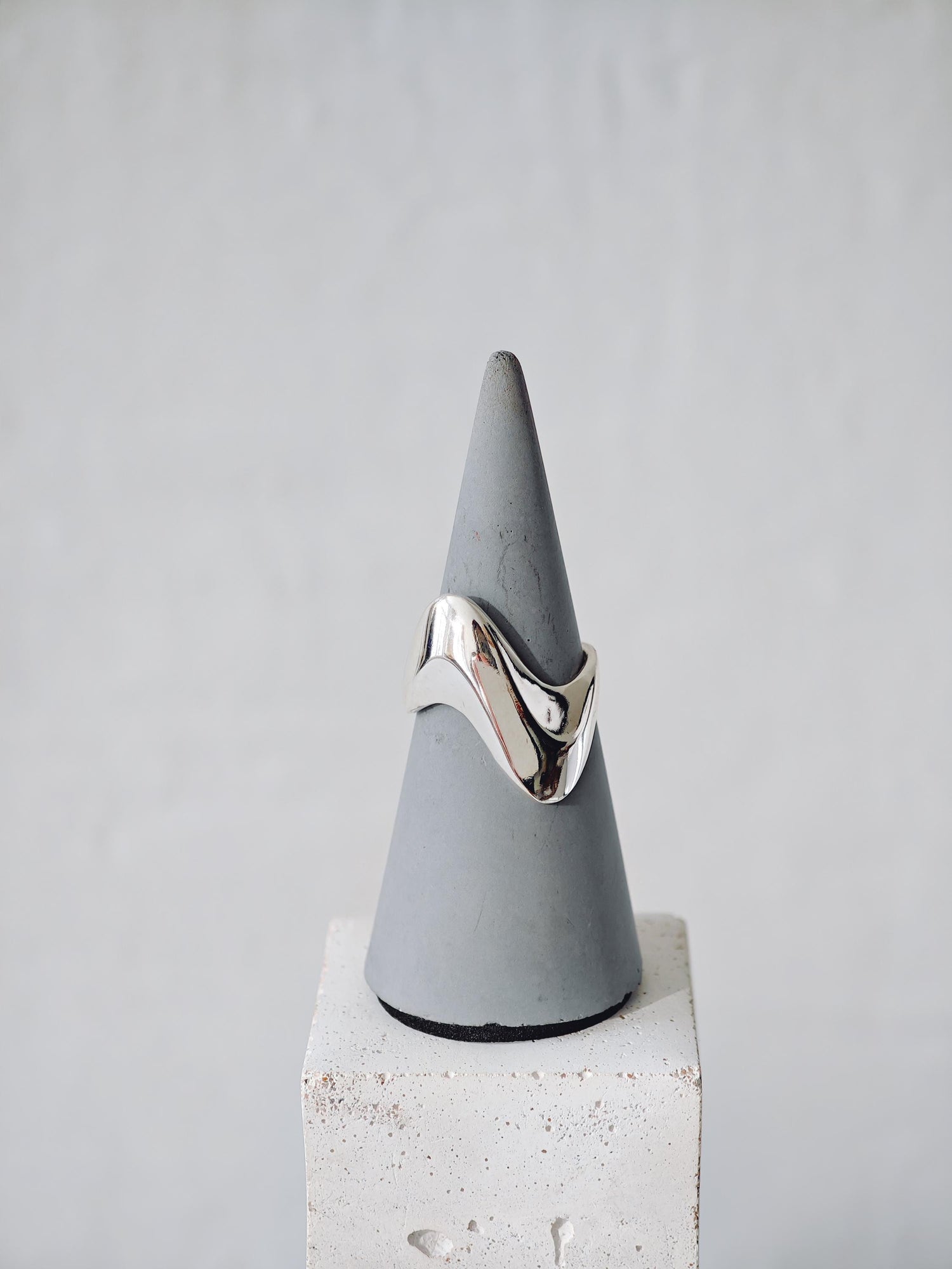 Organischer Statement Ring aus 925 Silber, Fluid Shine Ring, fließende Form, Wellen Silberring