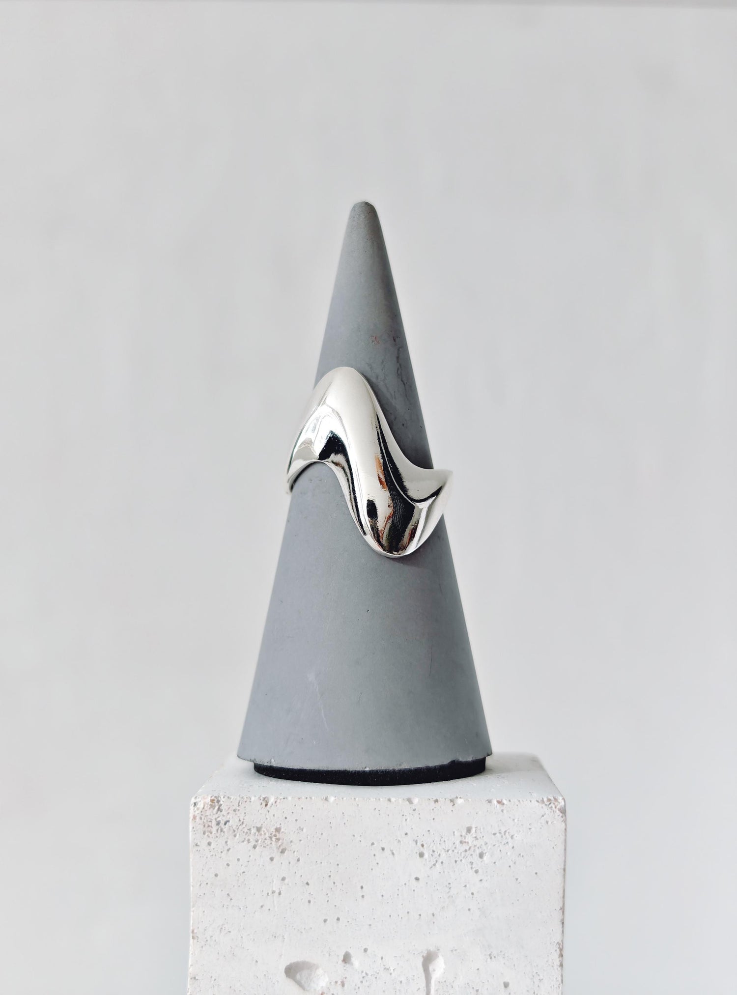 Organischer Statement Ring aus 925 Silber, Fluid Shine Ring, fließende Form, Wellen Silberring