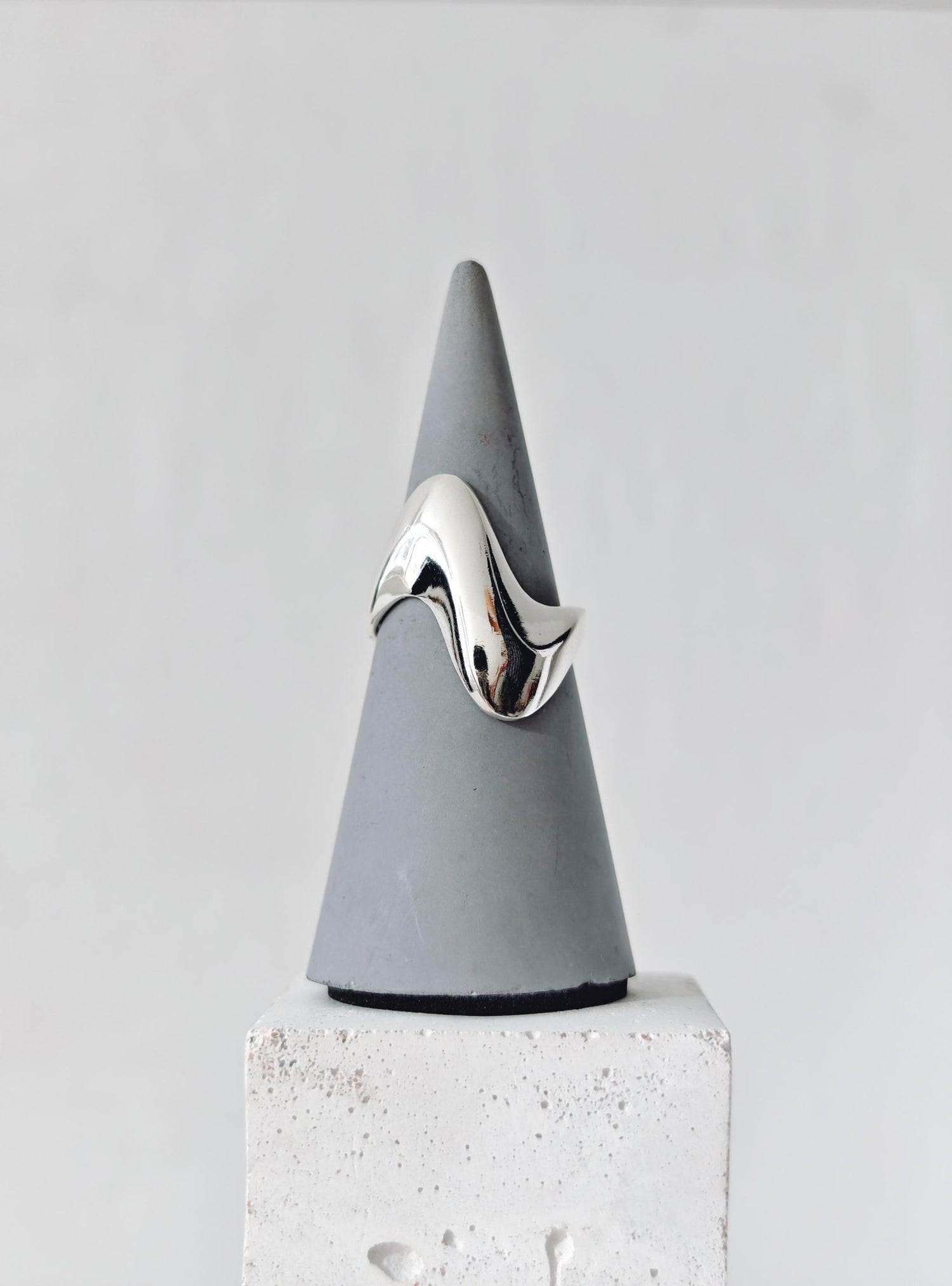 Organischer Statement Ring aus 925 Silber, Fluid Shine Ring, fließende Form, Wellen Silberring - CocosyBerlin