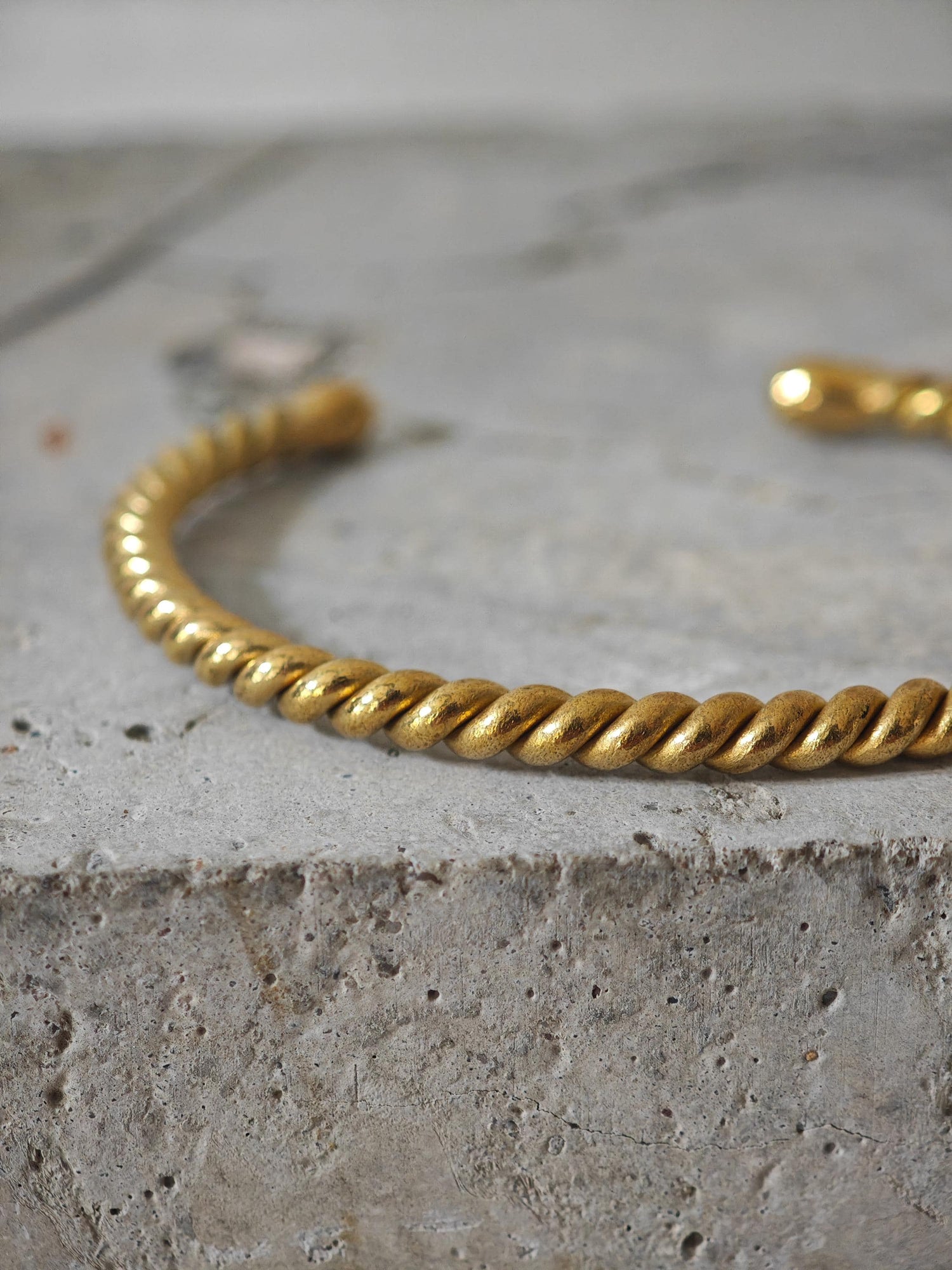 Minimalistischer gedrehter Armreif aus goldenem Messing, Verstellbar, Feel-Good Piece, Golden Twist Cuff