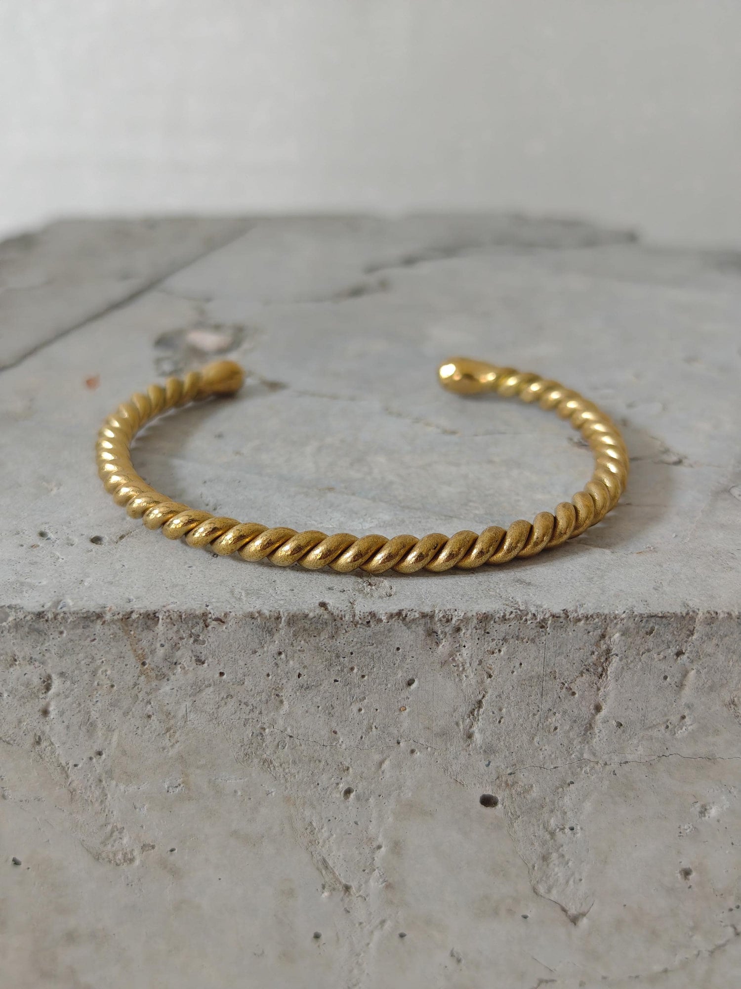 Minimalistischer gedrehter Armreif aus goldenem Messing, Verstellbar, Feel-Good Piece, Golden Twist Cuff
