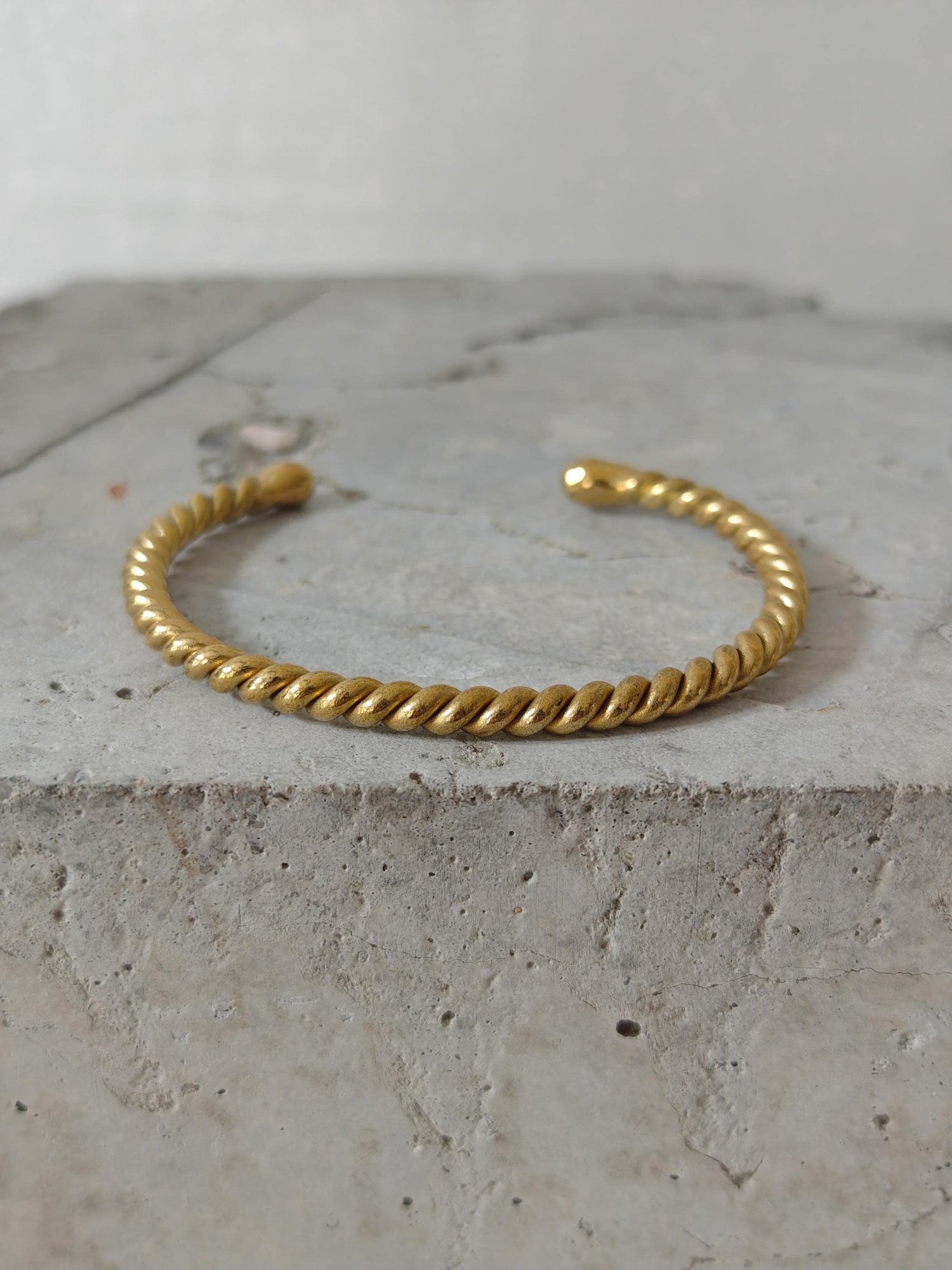 Minimalistischer gedrehter Armreif aus goldenem Messing, Verstellbar, Feel - Good Piece, Golden Twist Cuff - CocosyBerlin