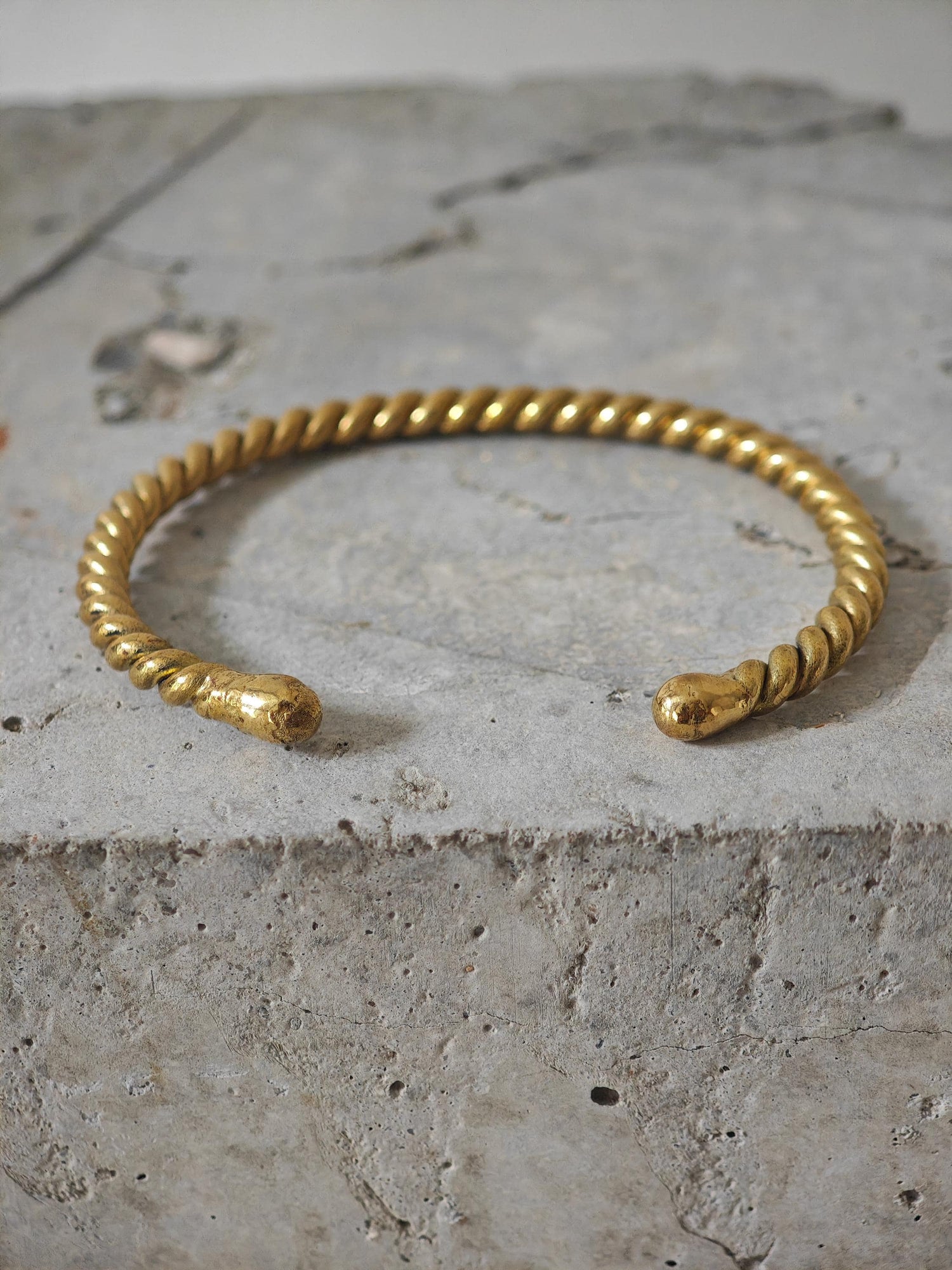 Minimalistischer gedrehter Armreif aus goldenem Messing, Verstellbar, Feel-Good Piece, Golden Twist Cuff