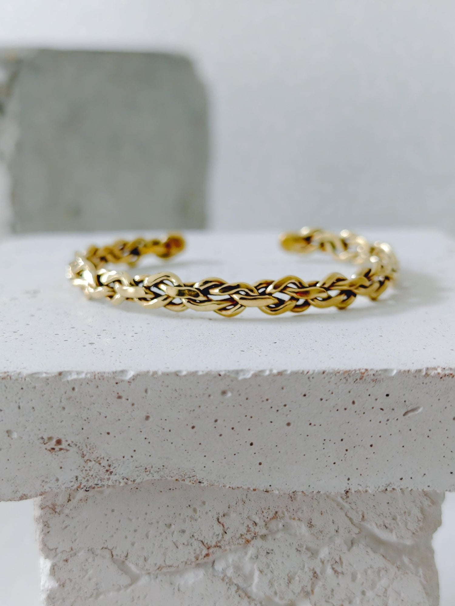 Geflochtener goldener Messing Armreif, offener Armreif verstellbar, Boho Golden Chain Cuff - CocosyBerlin