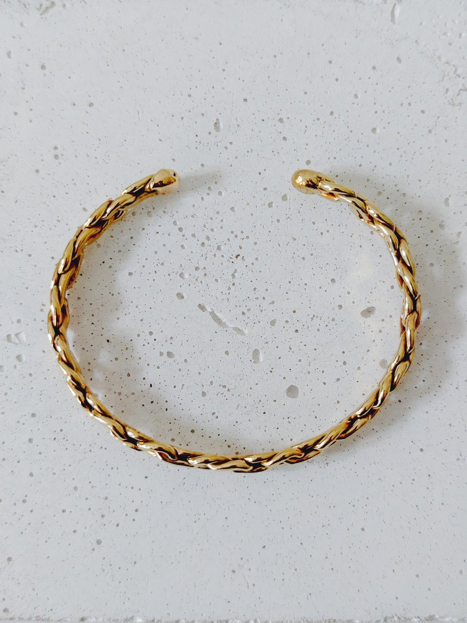 Geflochtener goldener Messing Armreif, offener Armreif verstellbar, Boho Golden Chain Cuff - CocosyBerlin