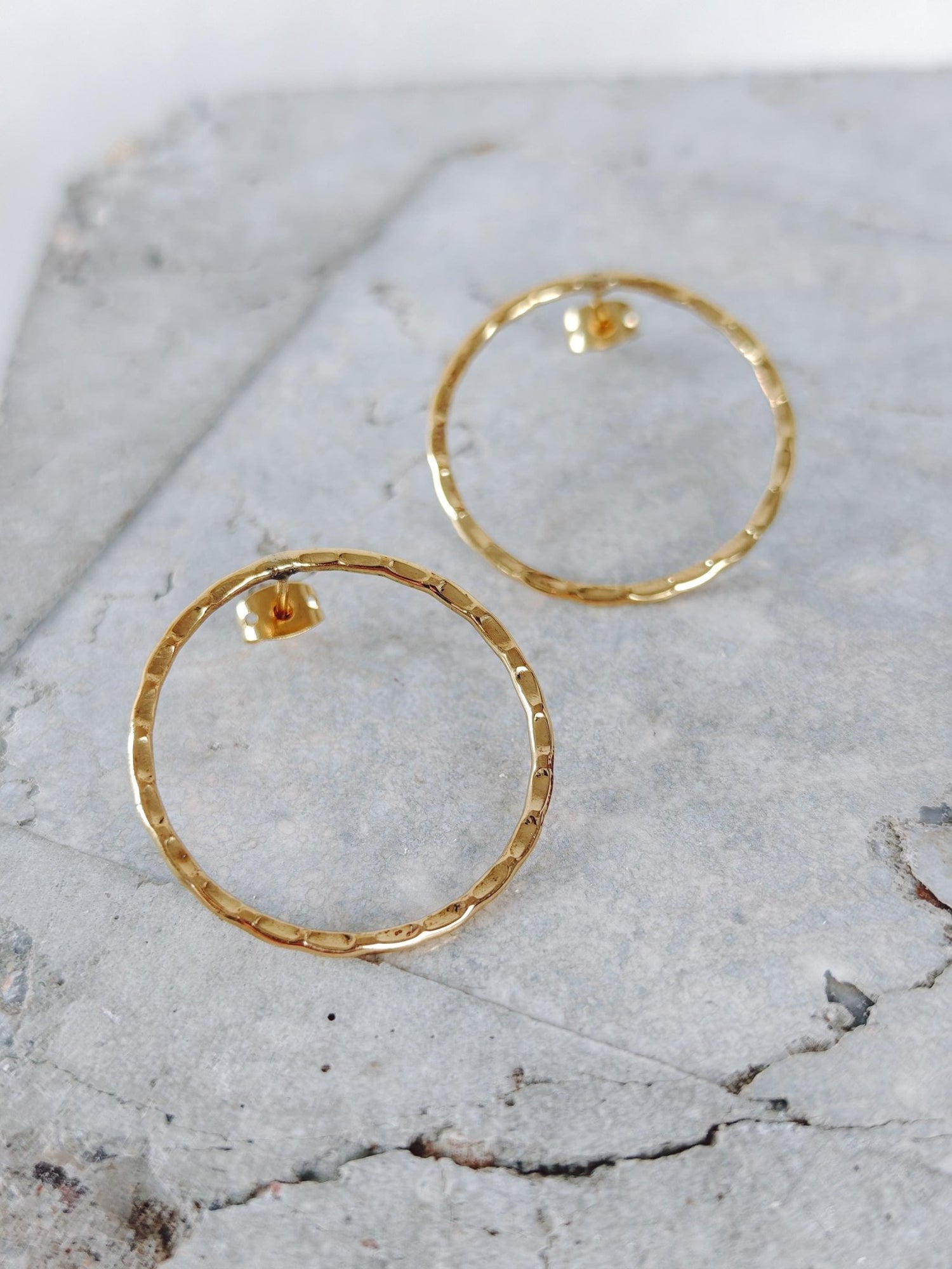 Kreis Ohrringe aus Messing, Handgefertigte Ohrstecker gehämmert, Minimalistische Boho Ohrringe - CocosyBerlin