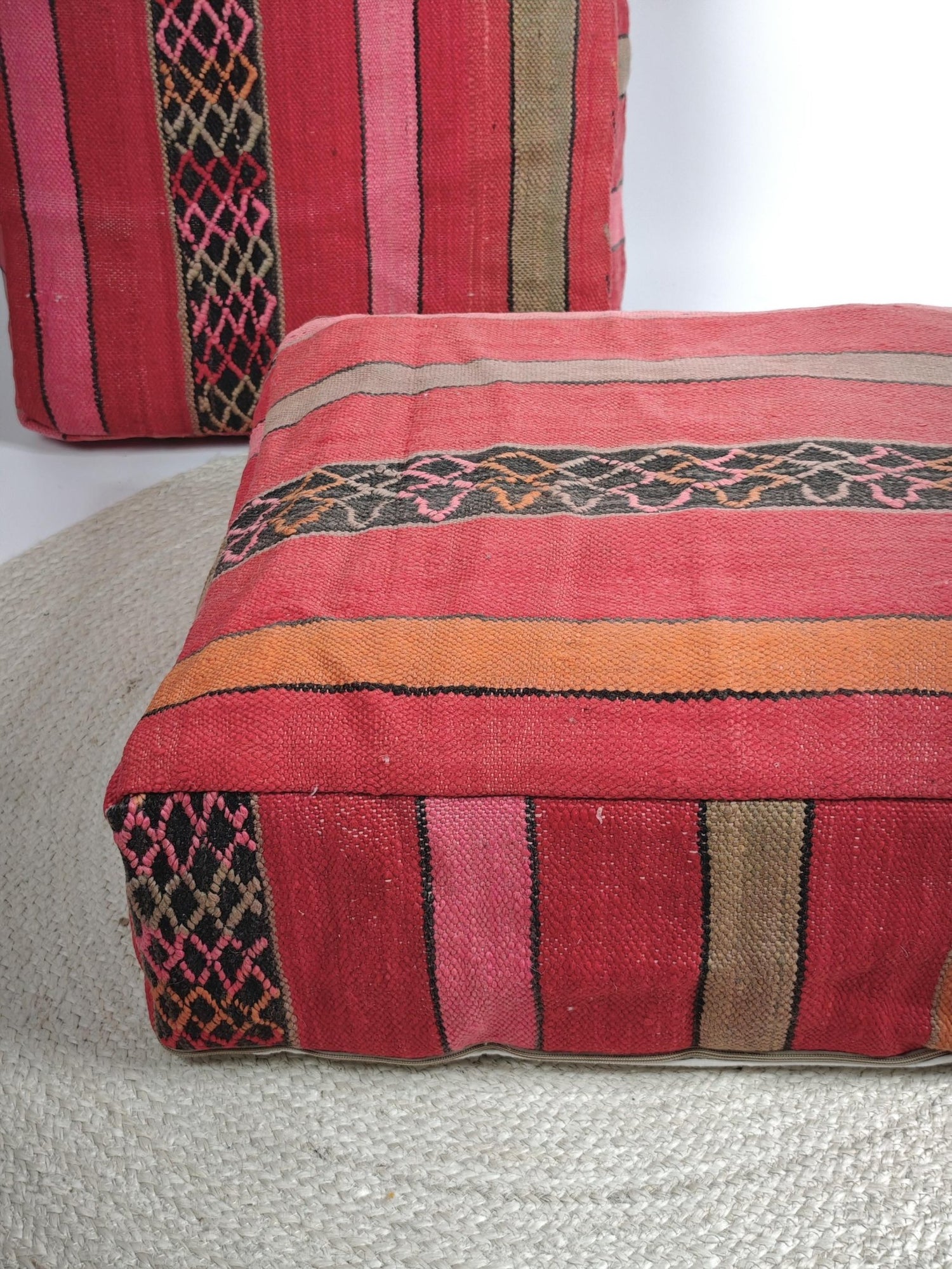 Marokkanischer Pouf mit Streifen Muster, Berber Bodenkissen bunt, Boho Sitzkissen aus Wolle Rosa und Orange, Vintage Kelim Bodenkissen - CocosyBerlin