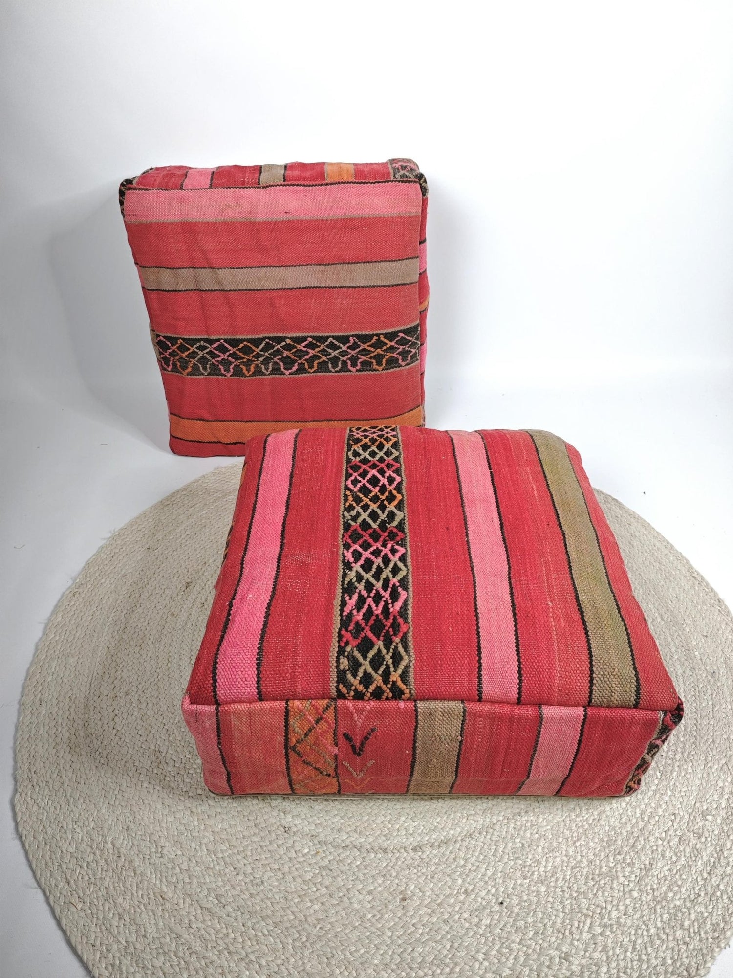 Marokkanischer Pouf mit Streifen Muster, Berber Bodenkissen bunt, Boho Sitzkissen aus Wolle Rosa und Orange, Vintage Kelim Bodenkissen - CocosyBerlin