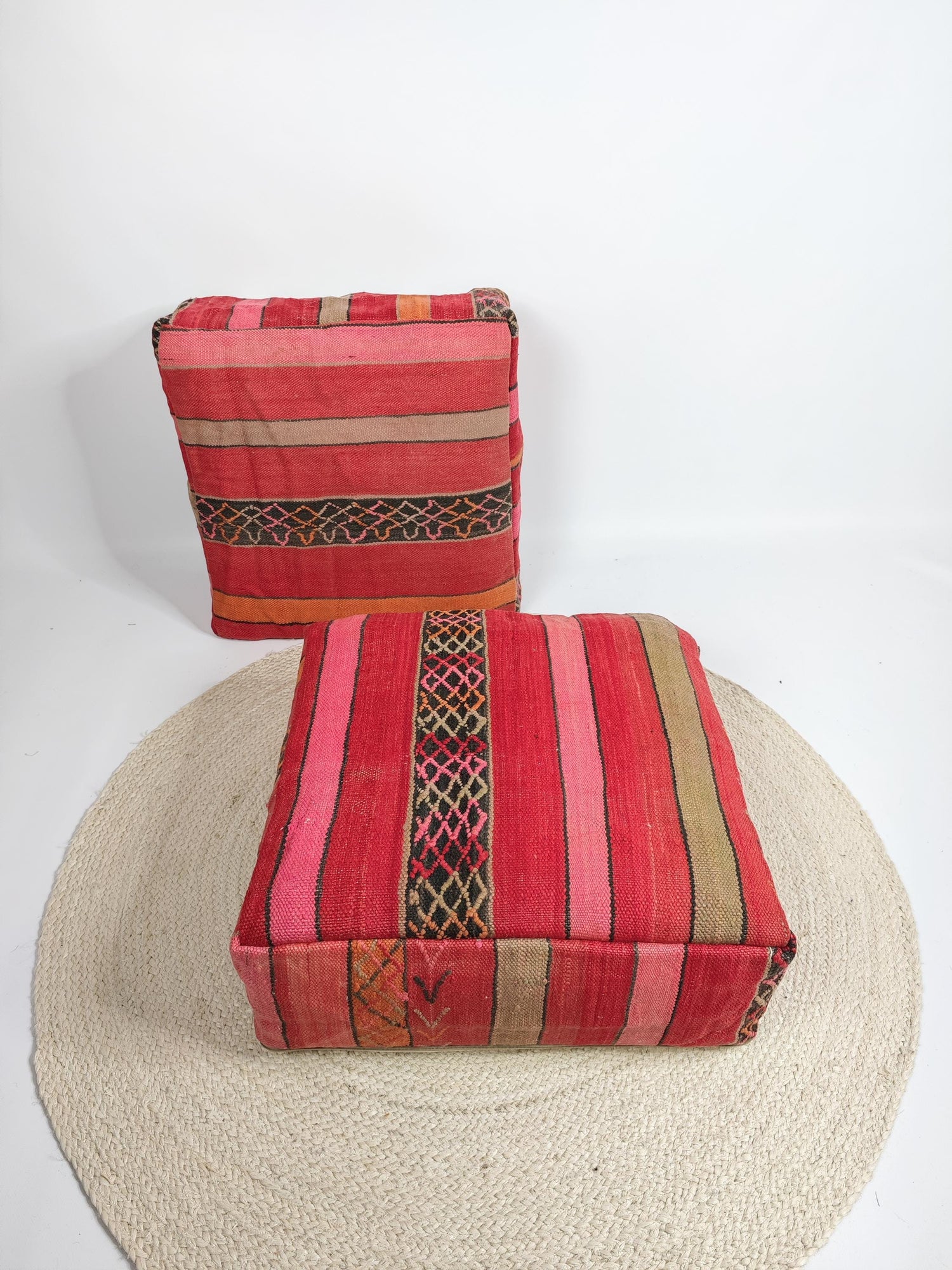 Marokkanischer Pouf mit Streifen Muster, Berber Bodenkissen bunt, Boho Sitzkissen aus Wolle Rosa und Orange, Vintage Kelim Bodenkissen