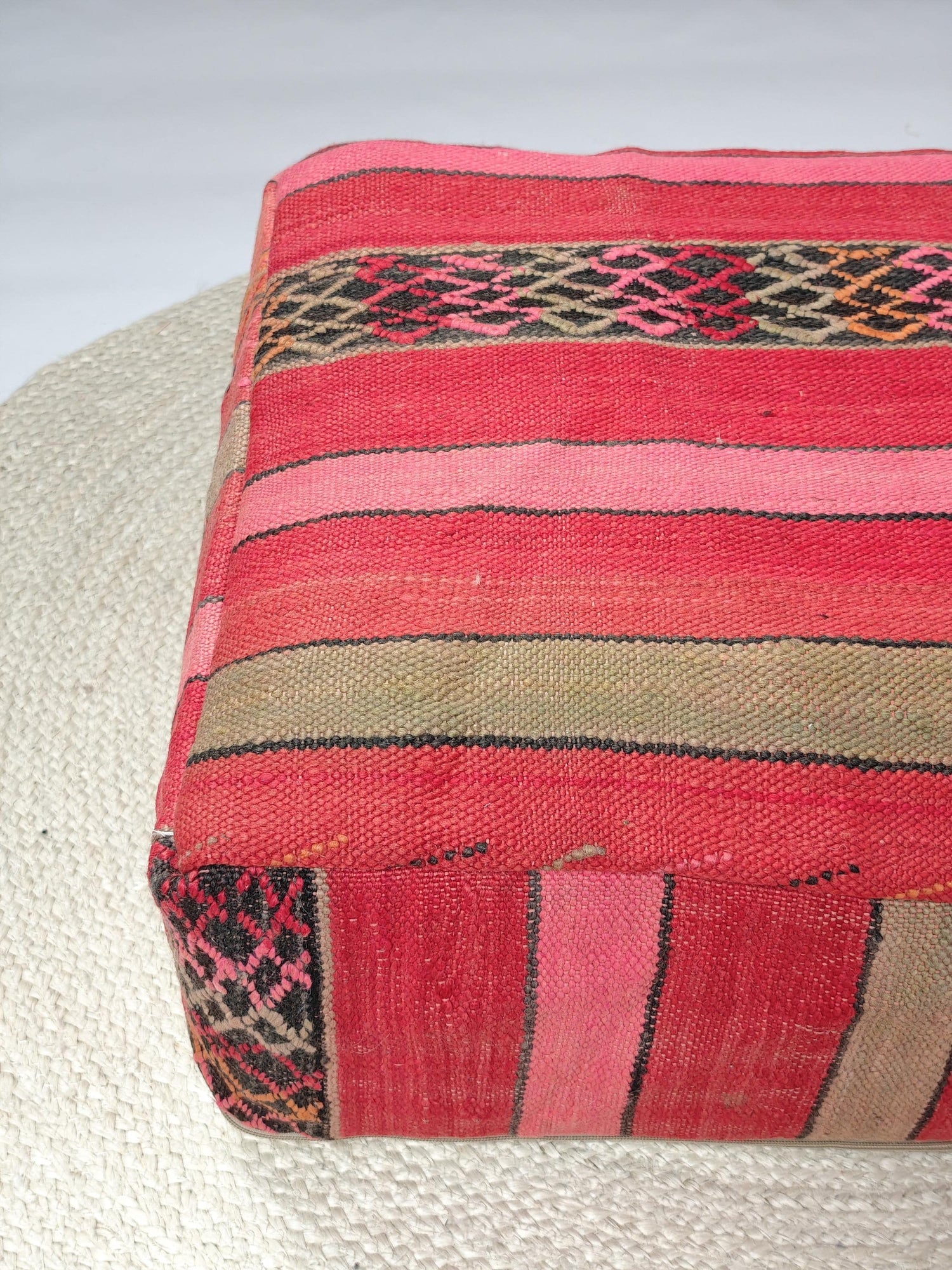 Marokkanischer Pouf mit Streifen Muster, Berber Bodenkissen bunt, Boho Sitzkissen aus Wolle Rosa und Orange, Vintage Kelim Bodenkissen