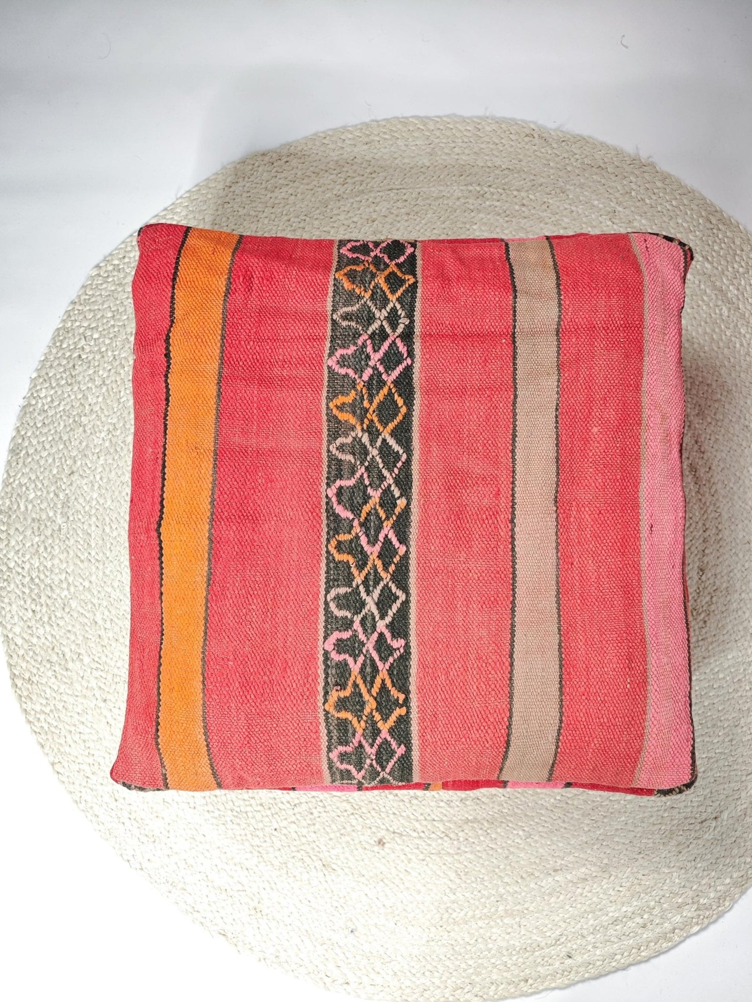 Marokkanischer Pouf mit Streifen Muster, Berber Bodenkissen bunt, Boho Sitzkissen aus Wolle Rosa und Orange, Vintage Kelim Bodenkissen - CocosyBerlin