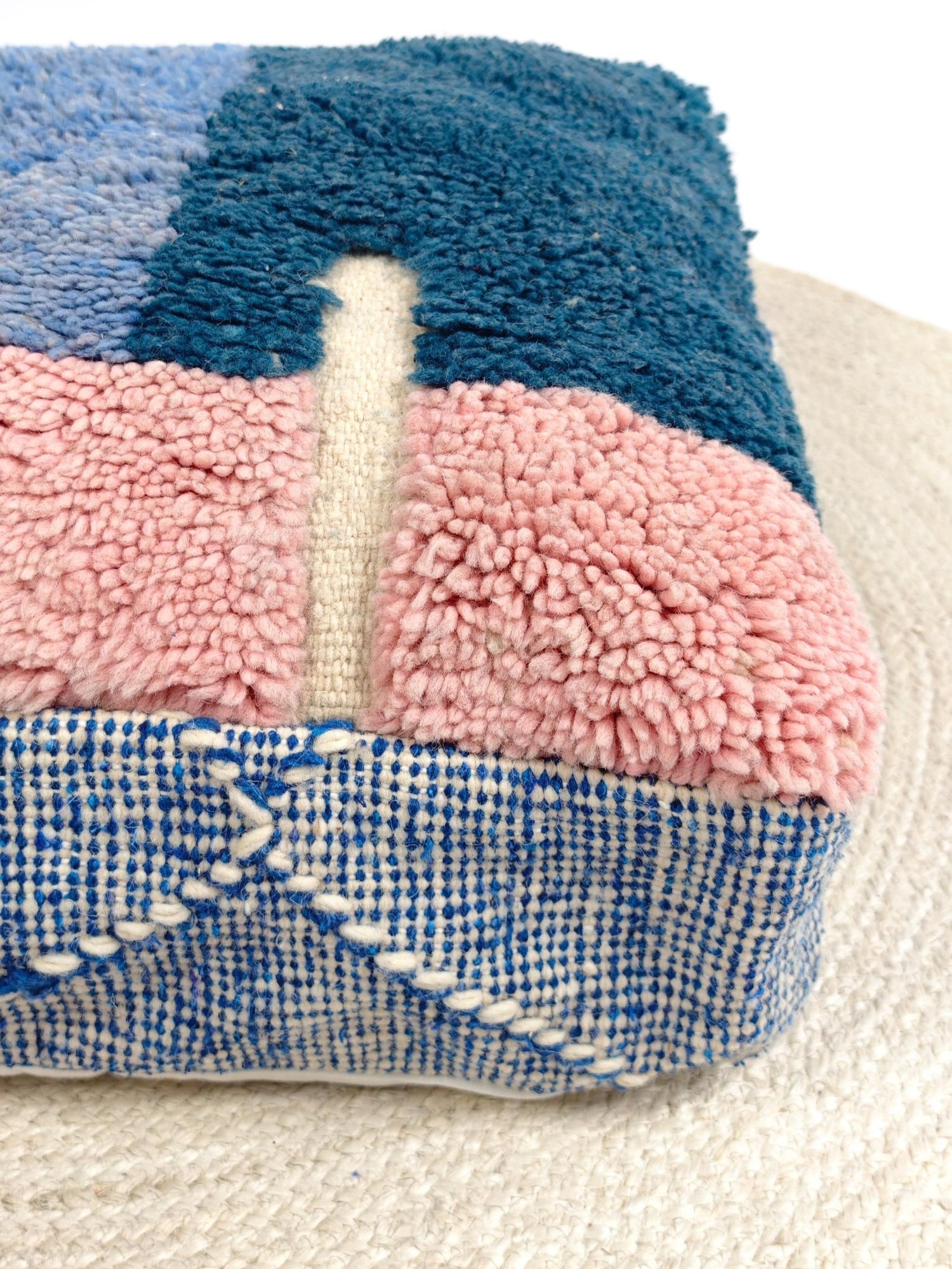 Marokkanischer Beni Ourain Pouf, Berber Bodenkissen, Blau und Rosa, Boho Sitzkissen aus Wolle, Vintage - CocosyBerlin
