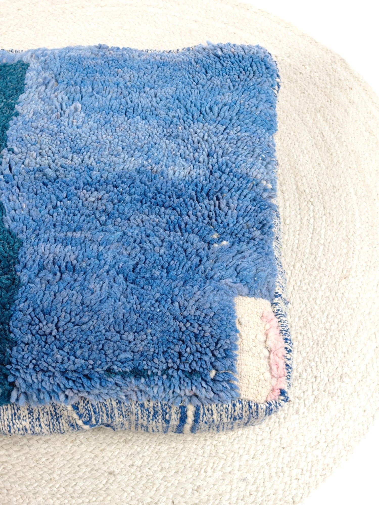 Marokkanischer Beni Ourain Pouf, Berber Bodenkissen, Blau und Rosa, Boho Sitzkissen aus Wolle, Vintage - CocosyBerlin