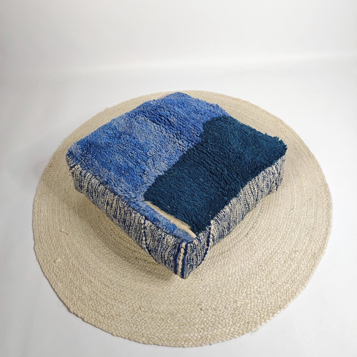 Marokkanischer Beni Ourain Pouf, Berber Bodenkissen, Blau und Rosa, Boho Sitzkissen aus Wolle, Vintage - CocosyBerlin