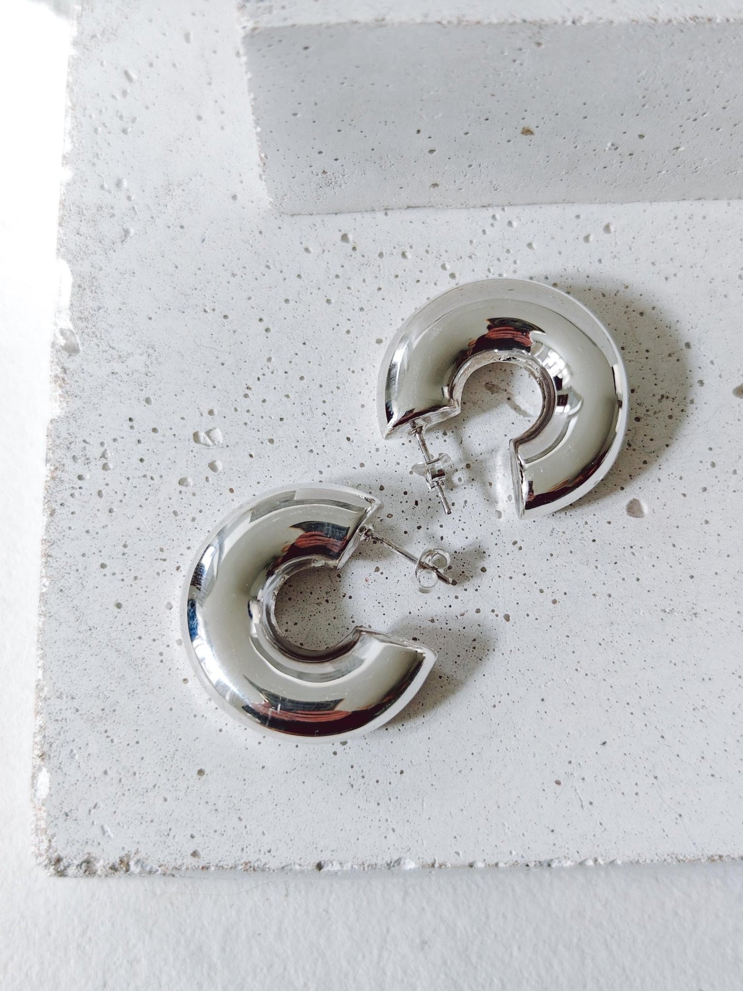 Chunky Creolen aus Silber 925, dicke Statement Ohrringe 30mm, Ohrstecker - CocosyBerlin