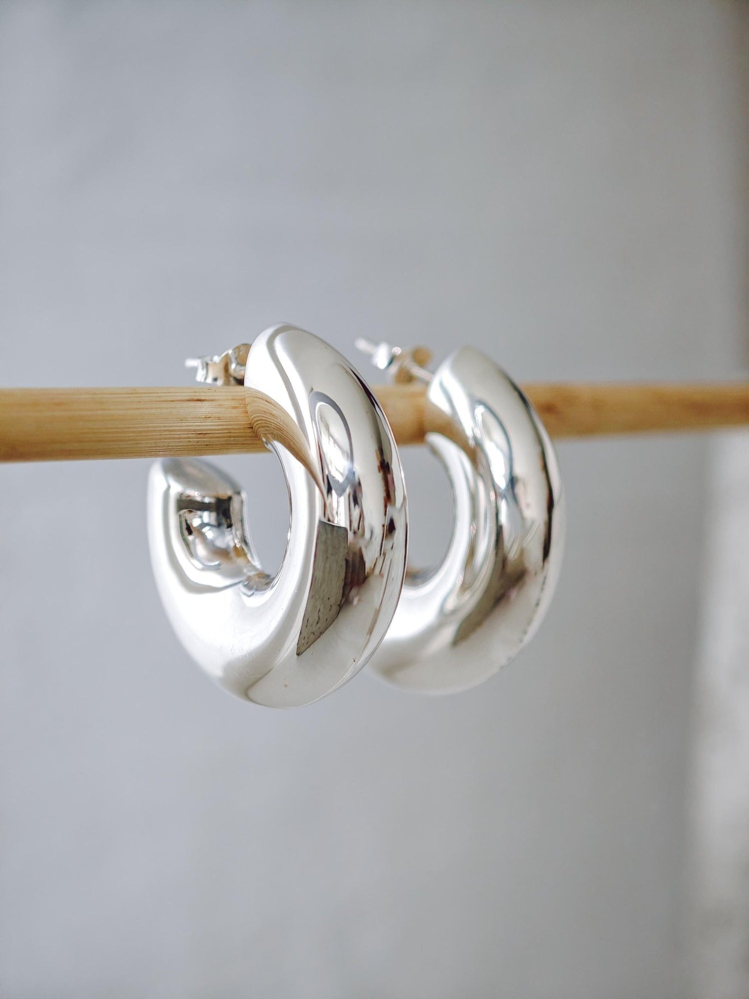 Chunky Creolen aus Silber 925, dicke Statement Ohrringe 30mm, Ohrstecker - CocosyBerlin