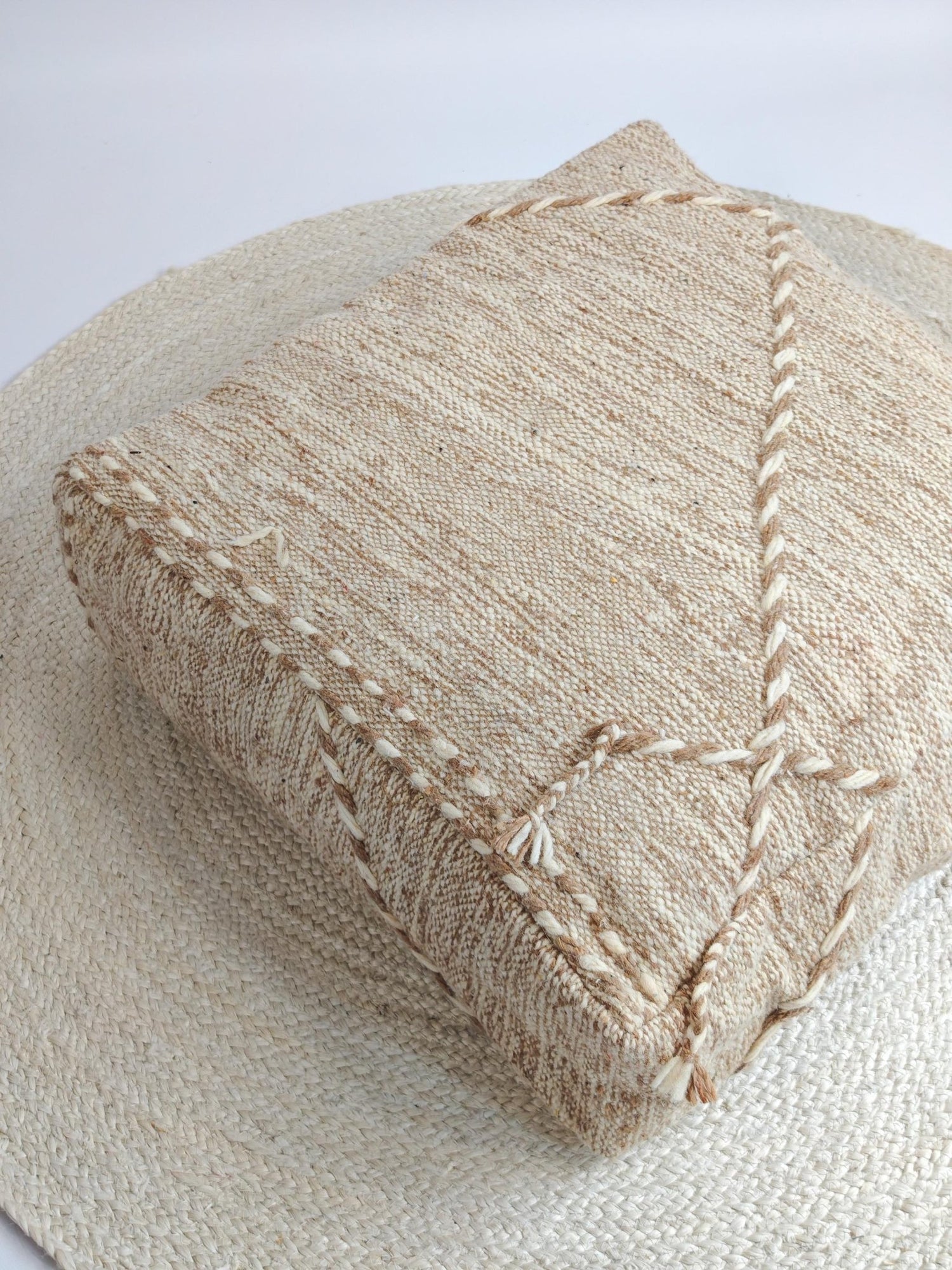 Marokkanischer Vintage Pouf quadratisch, Berber Bodenkissen aus Wolle, Braun und Beige 60x60x20cm - CocosyBerlin