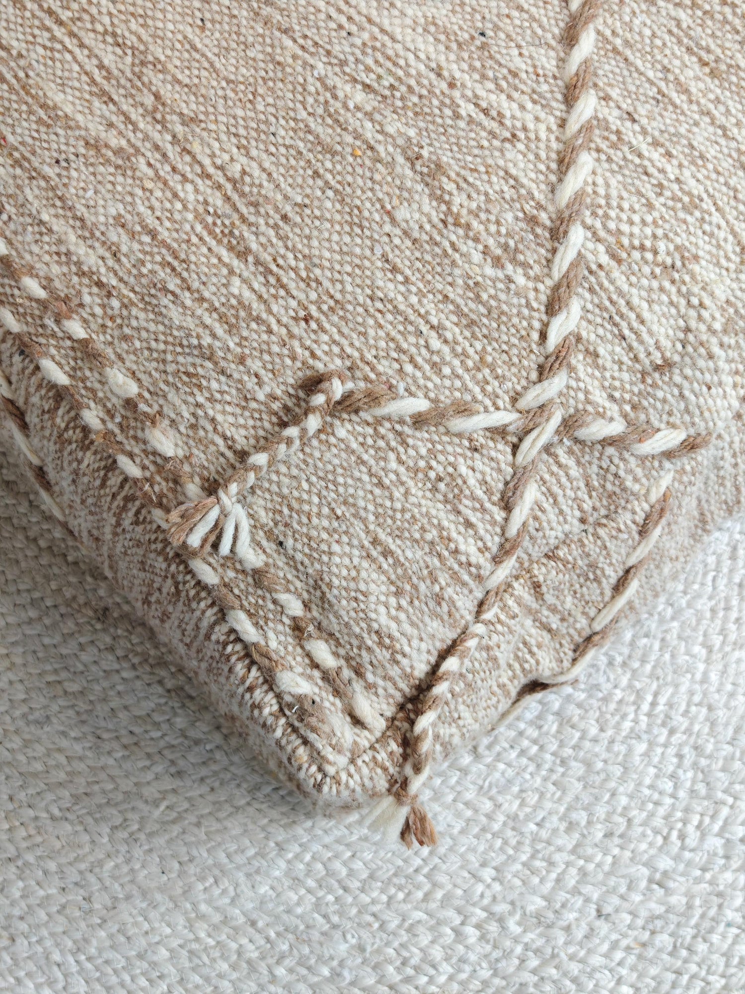 Marokkanischer Vintage Pouf quadratisch, Berber Bodenkissen aus Wolle, Braun und Beige 60x60x20cm
