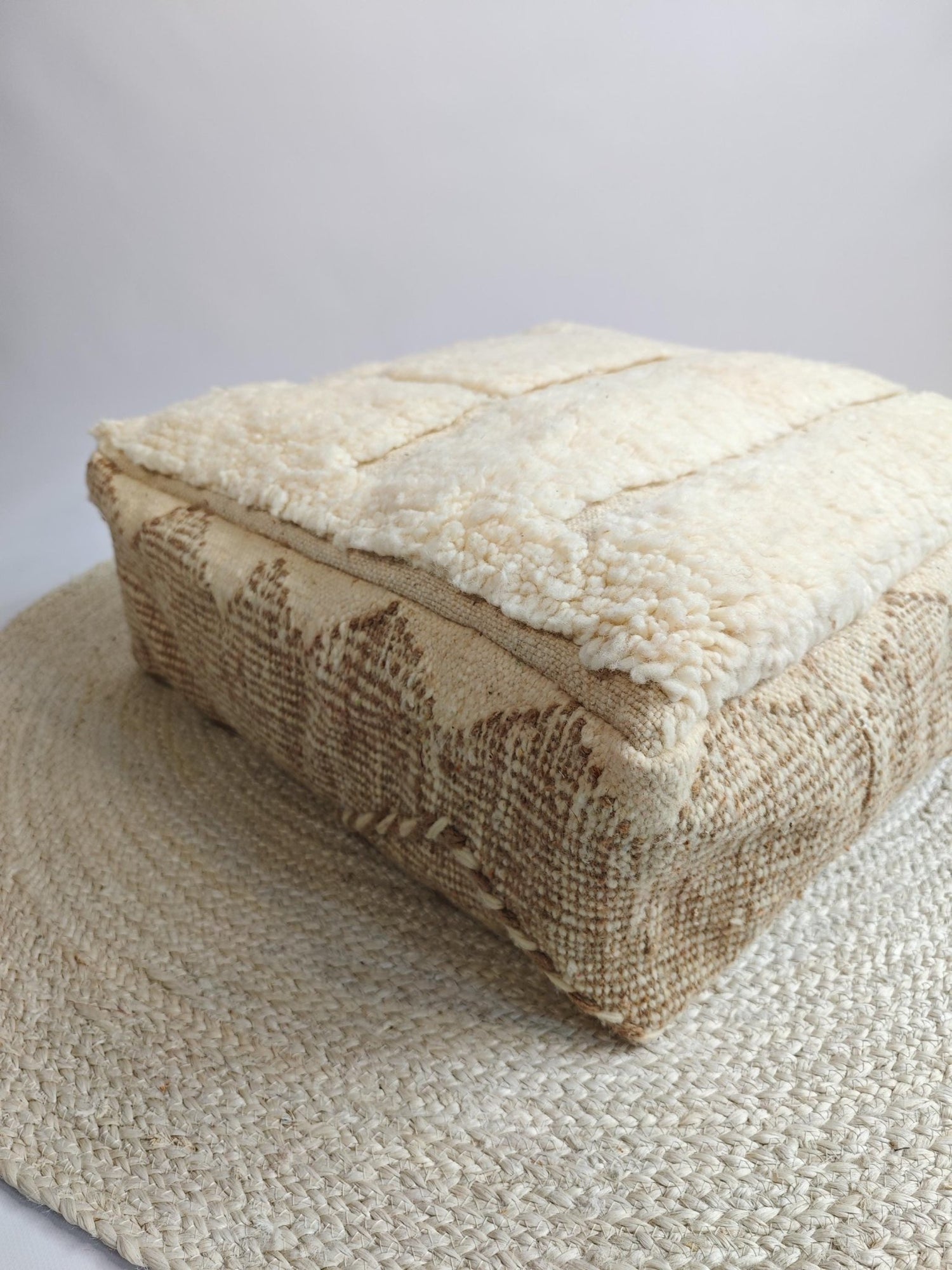 Marokkanischer Pouf quadratisch, Berber Bodenkissen aus Wolle, Braun und Beige 60x60x20cm, handgeknüpft in Marokko - CocosyBerlin