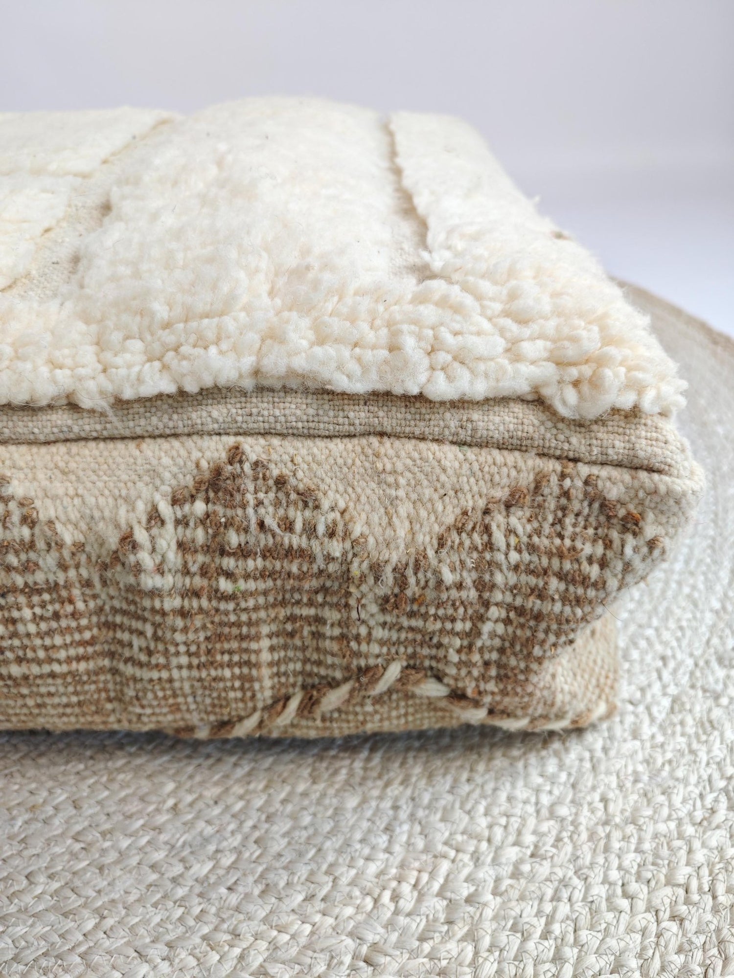 Marokkanischer Pouf quadratisch, Berber Bodenkissen aus Wolle, Braun und Beige 60x60x20cm, handgeknüpft in Marokko - CocosyBerlin
