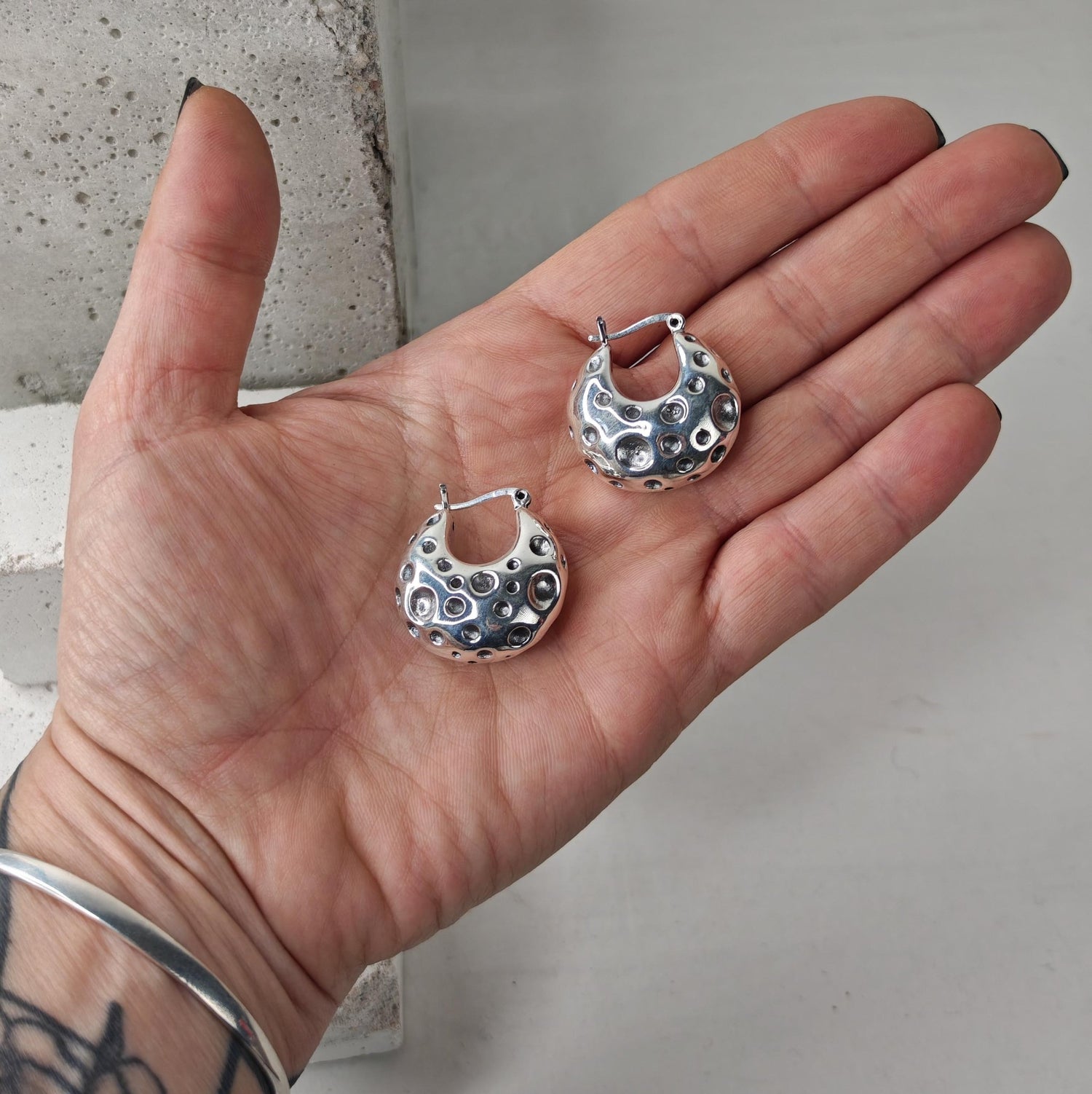 Chunky Halbmond Mond Creolen aus 925 Silber, Minimalistische Statement Ohrringe 30mm Lunar Silver Hoops - CocosyBerlin