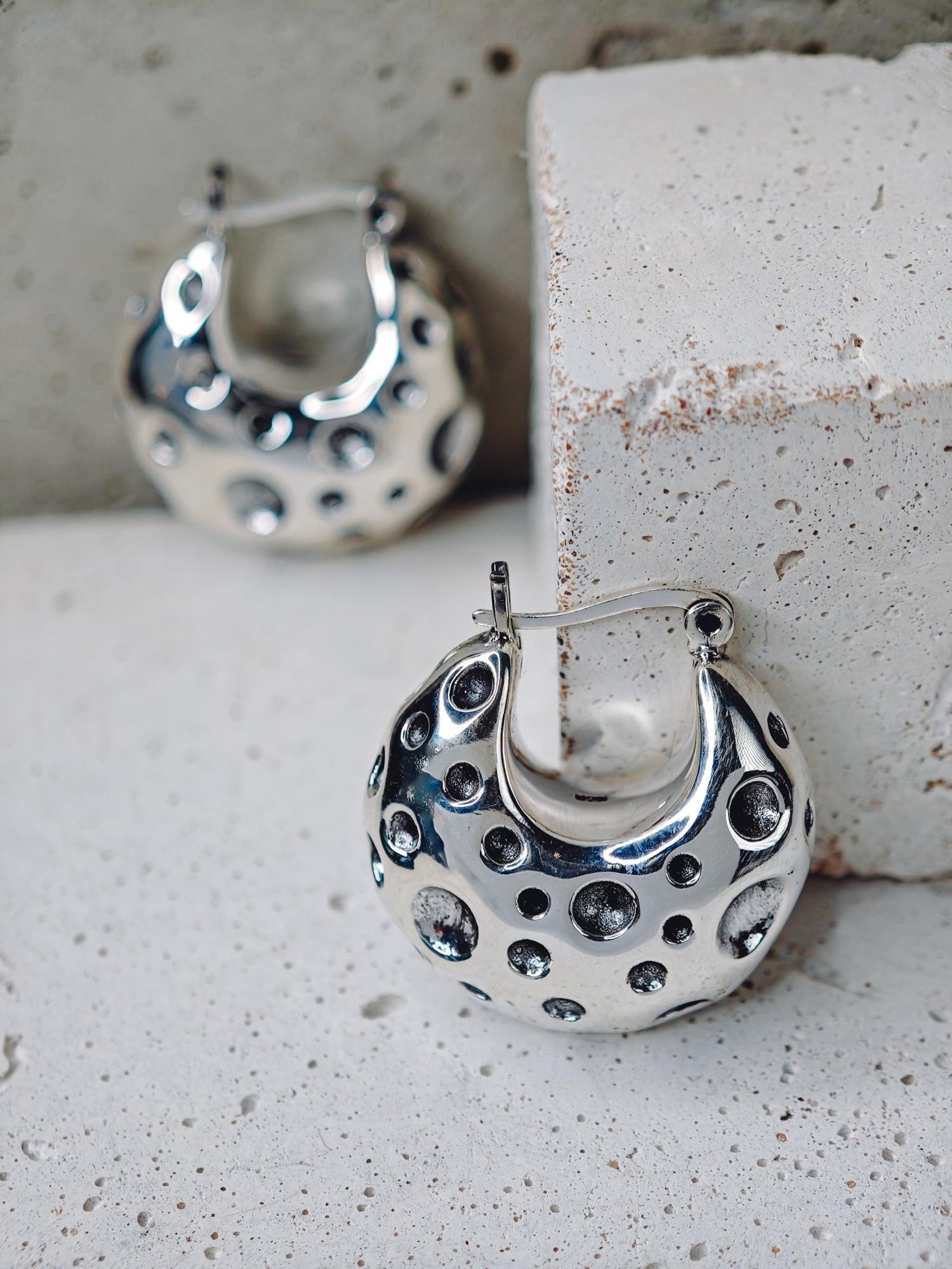 Chunky Halbmond Mond Creolen aus 925 Silber, Minimalistische Statement Ohrringe 30mm Lunar Silver Hoops - CocosyBerlin