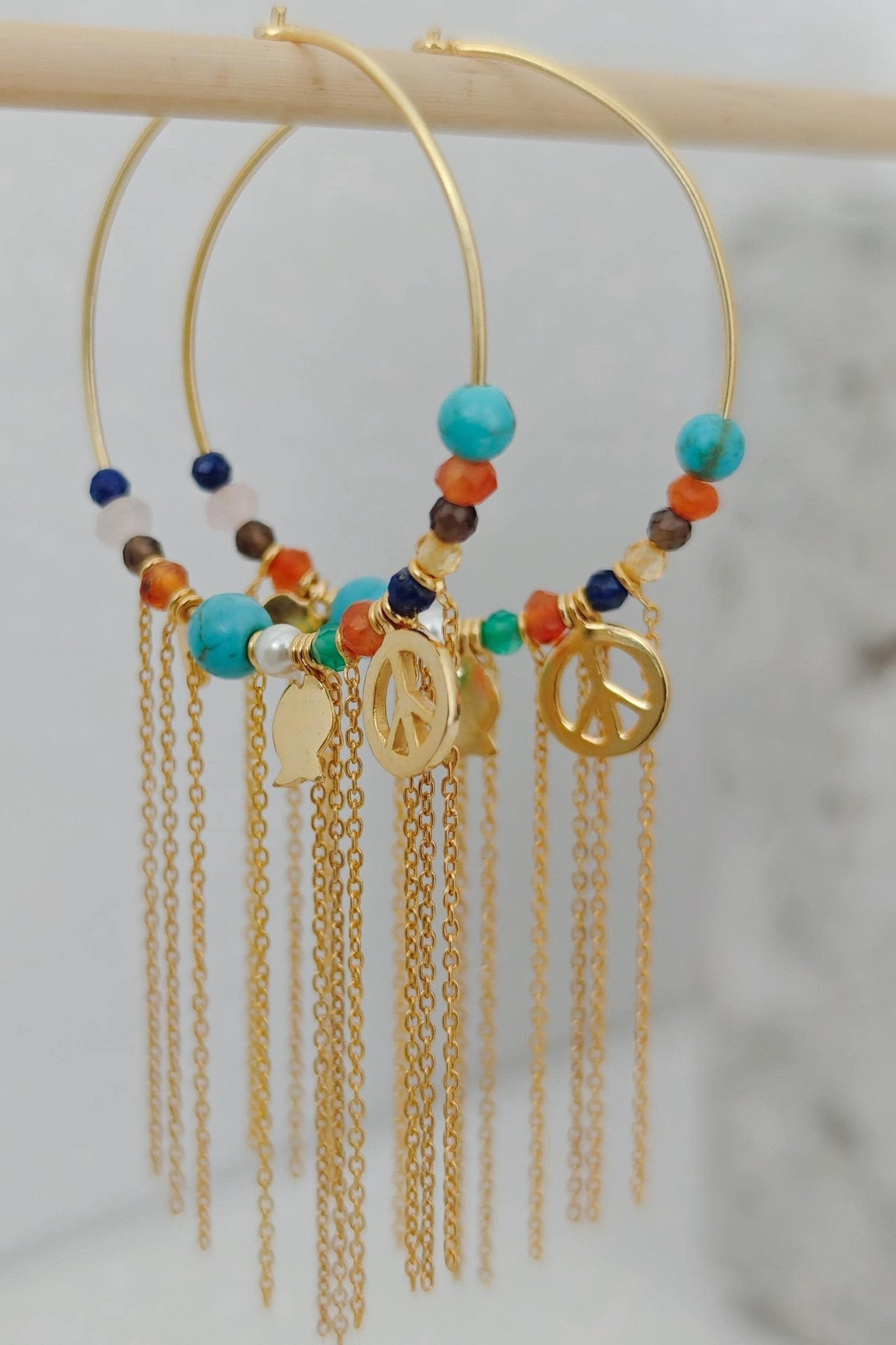 Edelstein Perlen Creolen mit Türkis Steinen und Charms, Boho Ohrringe vergoldet, Fransen Kette, Regenbogen Steinen Bunt - CocosyBerlin