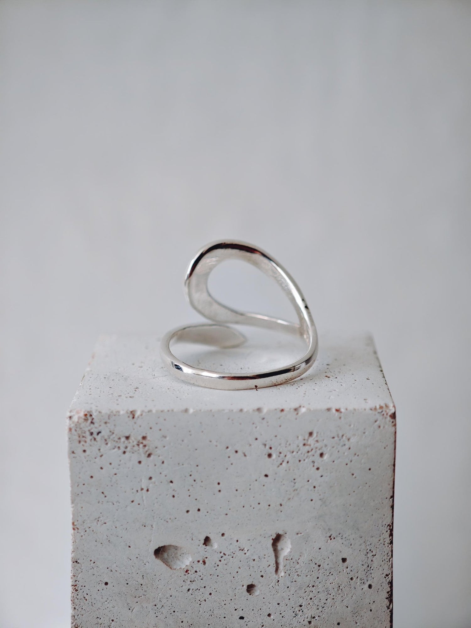 Minimalistischer Statement Ring aus 925 Silber, Organischer Silberring, Handgemachter Design Fingerring - CocosyBerlin