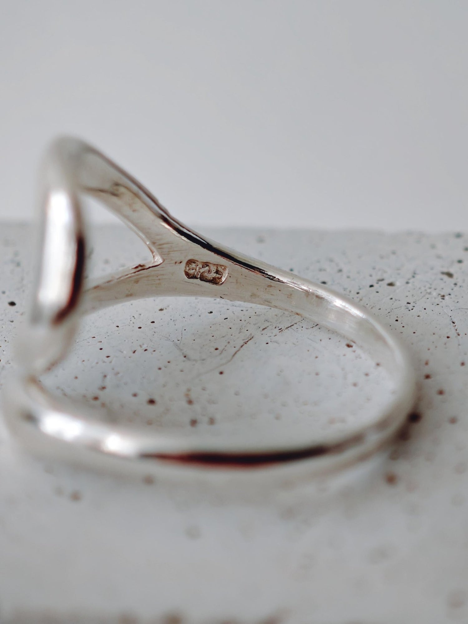 Minimalistischer Statement Ring aus 925 Silber, Organischer Silberring, Handgemachter Design Fingerring - CocosyBerlin