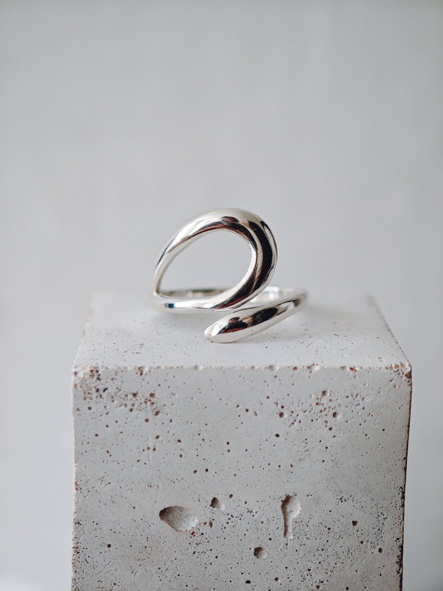 Minimalistischer Statement Ring aus 925 Silber, Organischer Silberring, Handgemachter Design Fingerring - CocosyBerlin