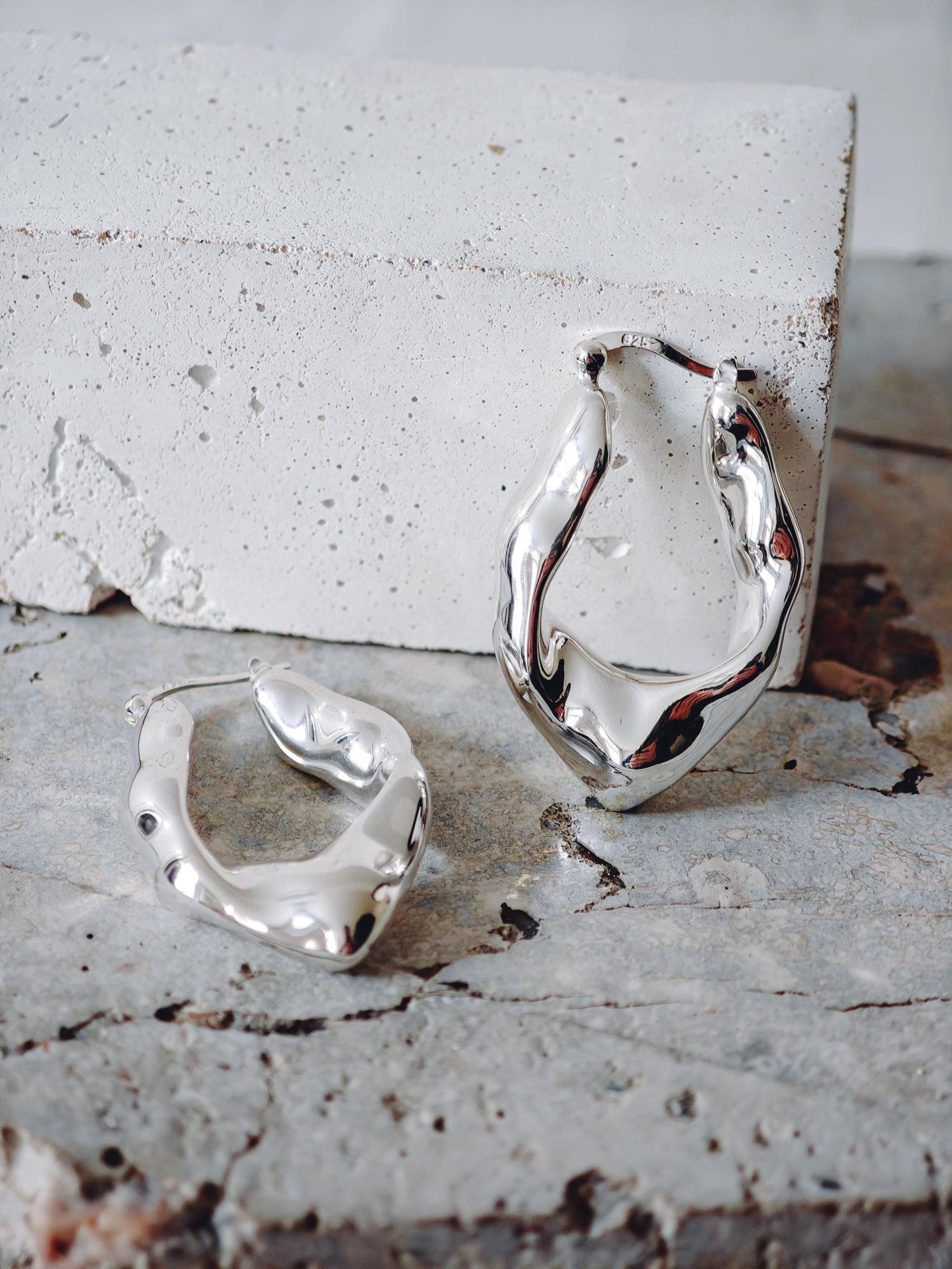 Chunky Statement Creolen aus Silber 925, Crumpled Silver Hoops, organische unregelmäßige Ohrringe 40mm, minimalistischer Schmuck, Kreolen - CocosyBerlin