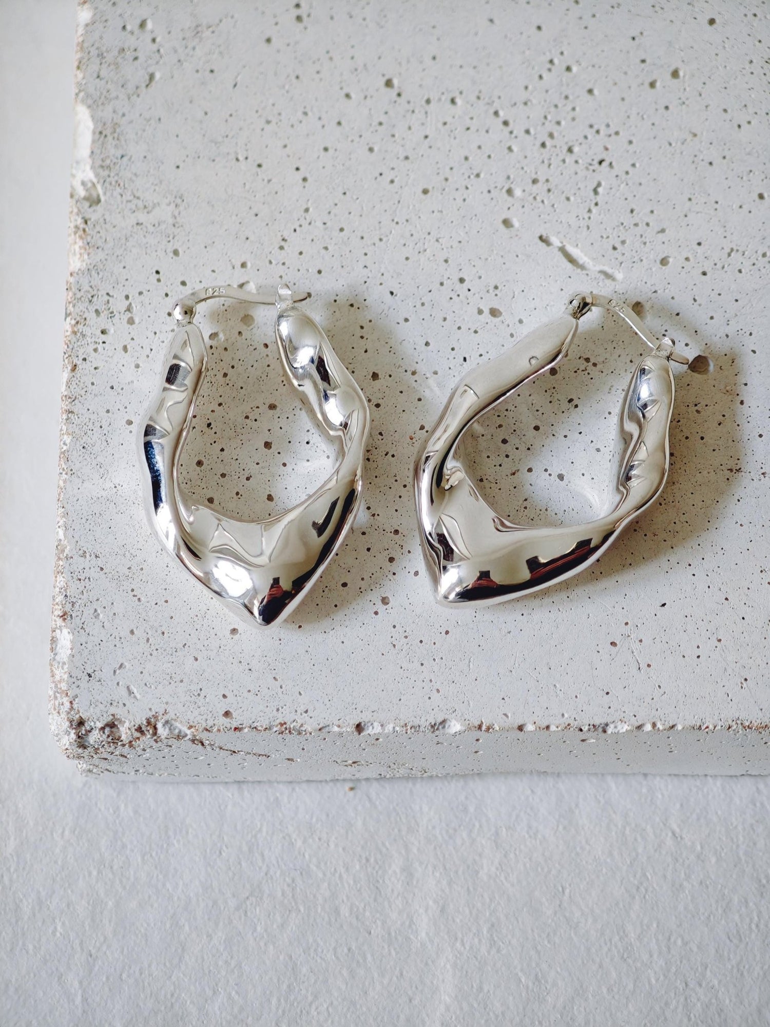 Chunky Statement Creolen aus Silber 925, Crumpled Silver Hoops, organische unregelmäßige Ohrringe 40mm, minimalistischer Schmuck, Kreolen - CocosyBerlin