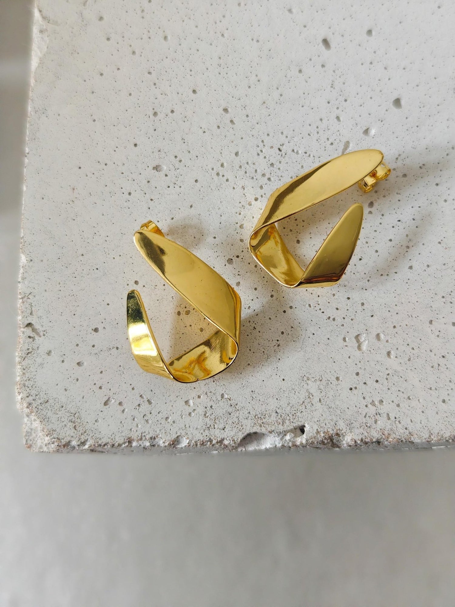 Folded Origami Gold Ohrringe - Vergoldete Statement Ohrringe, minimalistische Designer Ohrrstecker, handmade - CocosyBerlin