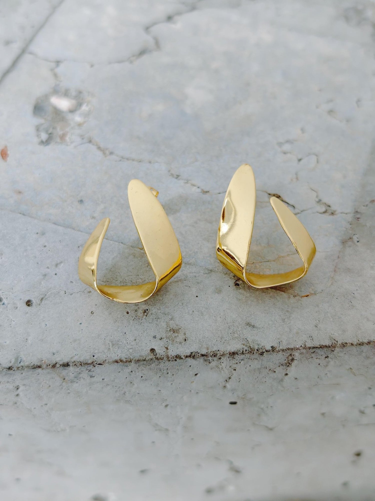 Folded Origami Gold Ohrringe - Vergoldete Statement Ohrringe, minimalistische Designer Ohrrstecker, handmade - CocosyBerlin