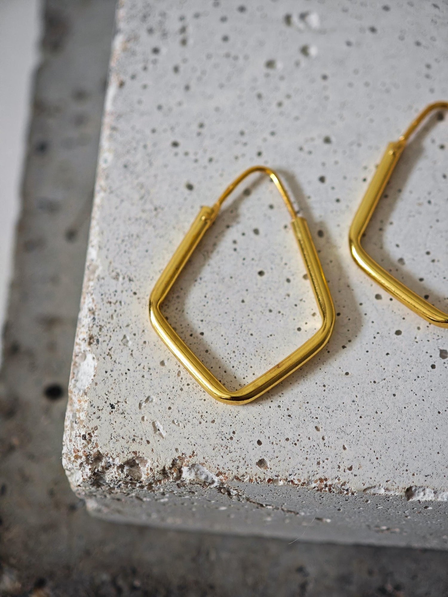 Vergoldete Geometrische Creolen aus 925 Silber, Kleine Eckige Ohrringe 25mm, Minimalistischer Ohrschmuck - CocosyBerlin