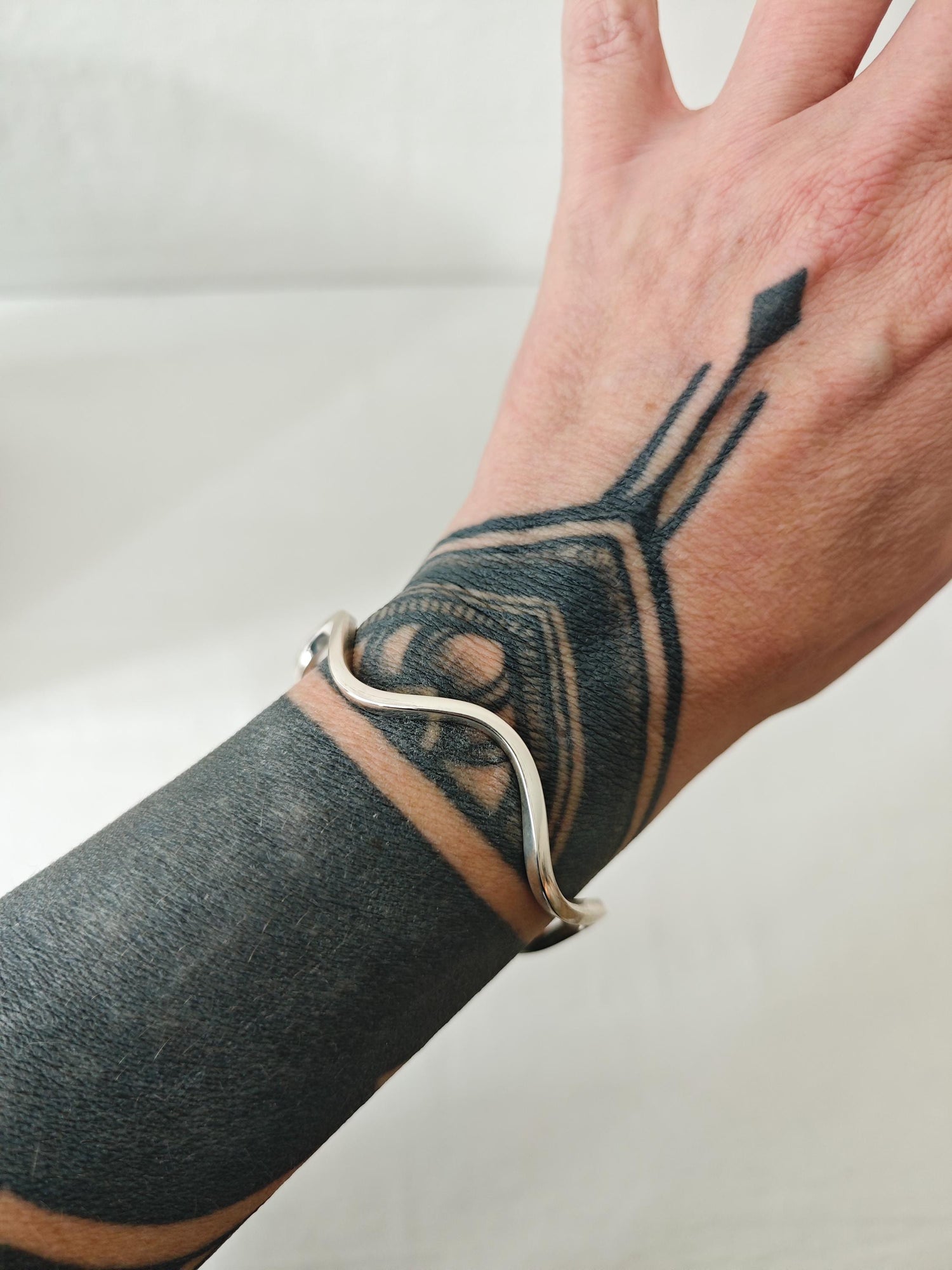 Wellen Armreif verstellbar aus 925 Silber, offener minimalistischer Armreif, Wave Flow Bangle