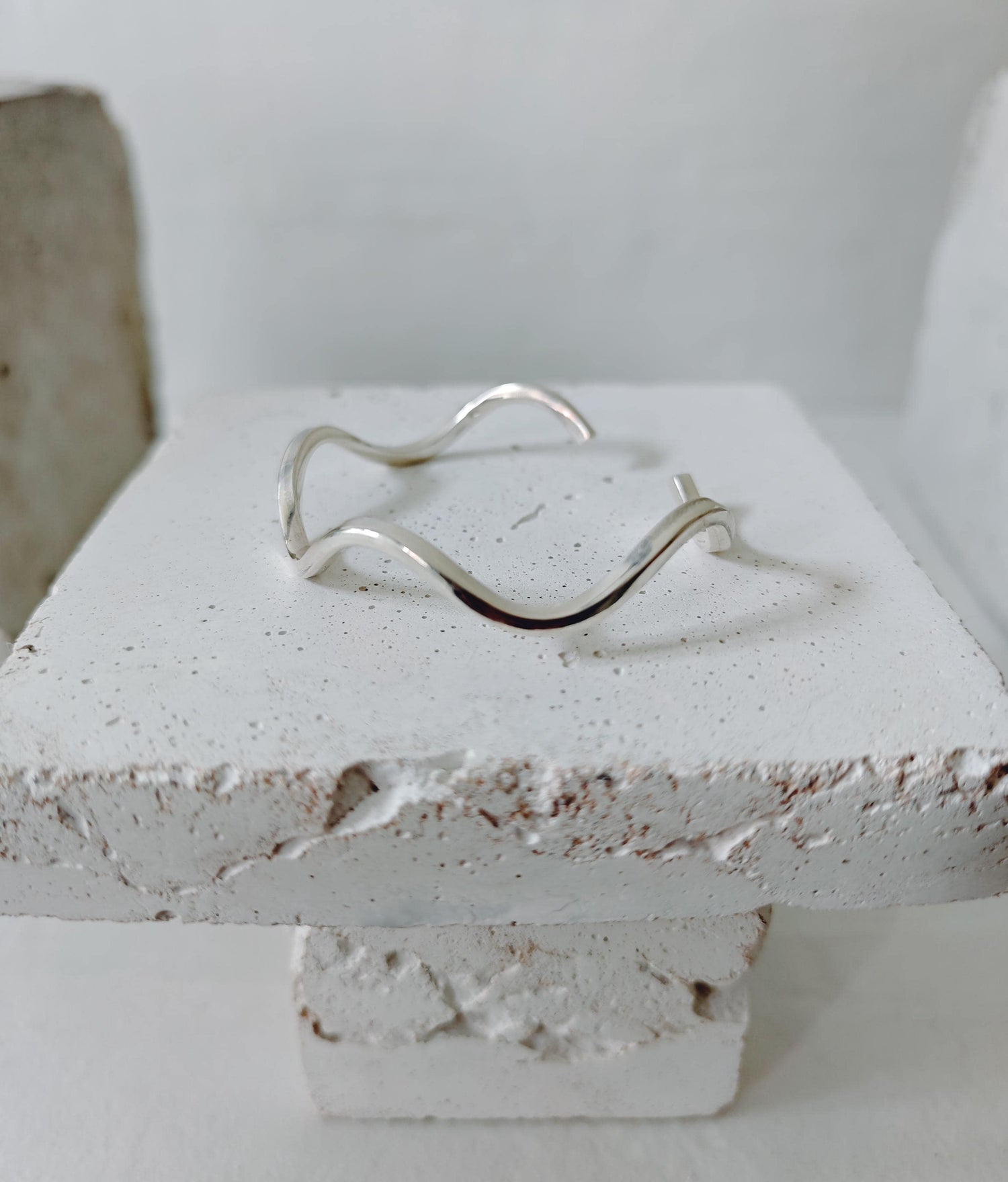 Wellen Armreif verstellbar aus 925 Silber, offener minimalistischer Armreif, Wave Flow Bangle