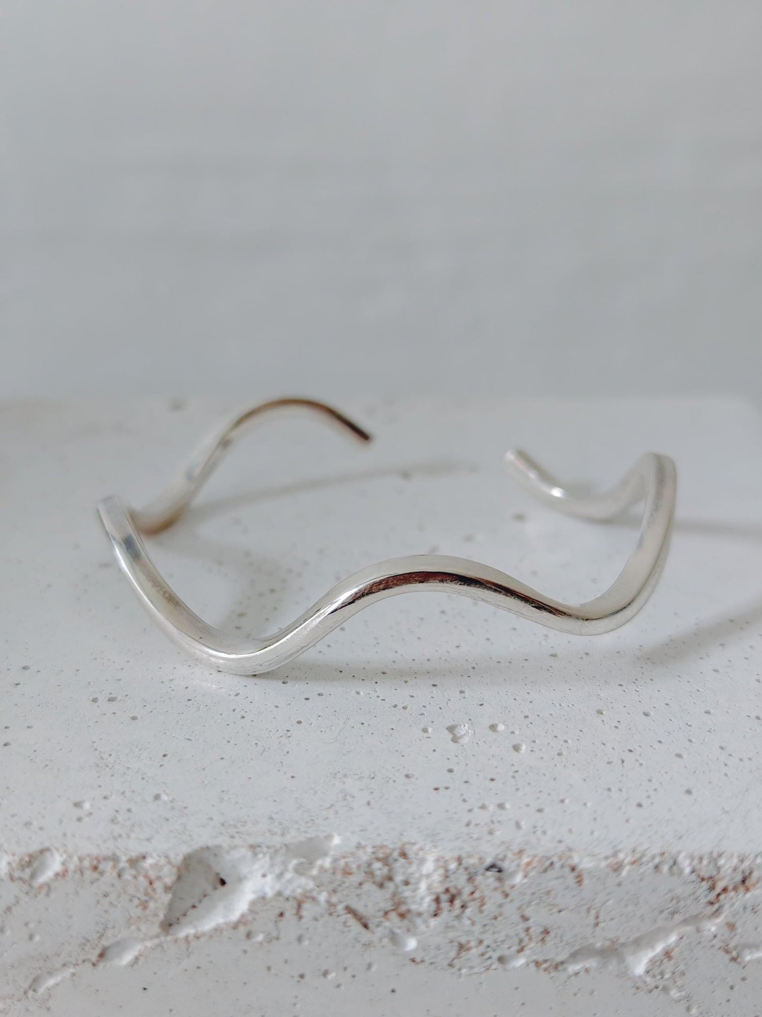 Wellen Armreif verstellbar aus 925 Silber, offener minimalistischer Armreif, Wave Flow Bangle - CocosyBerlin