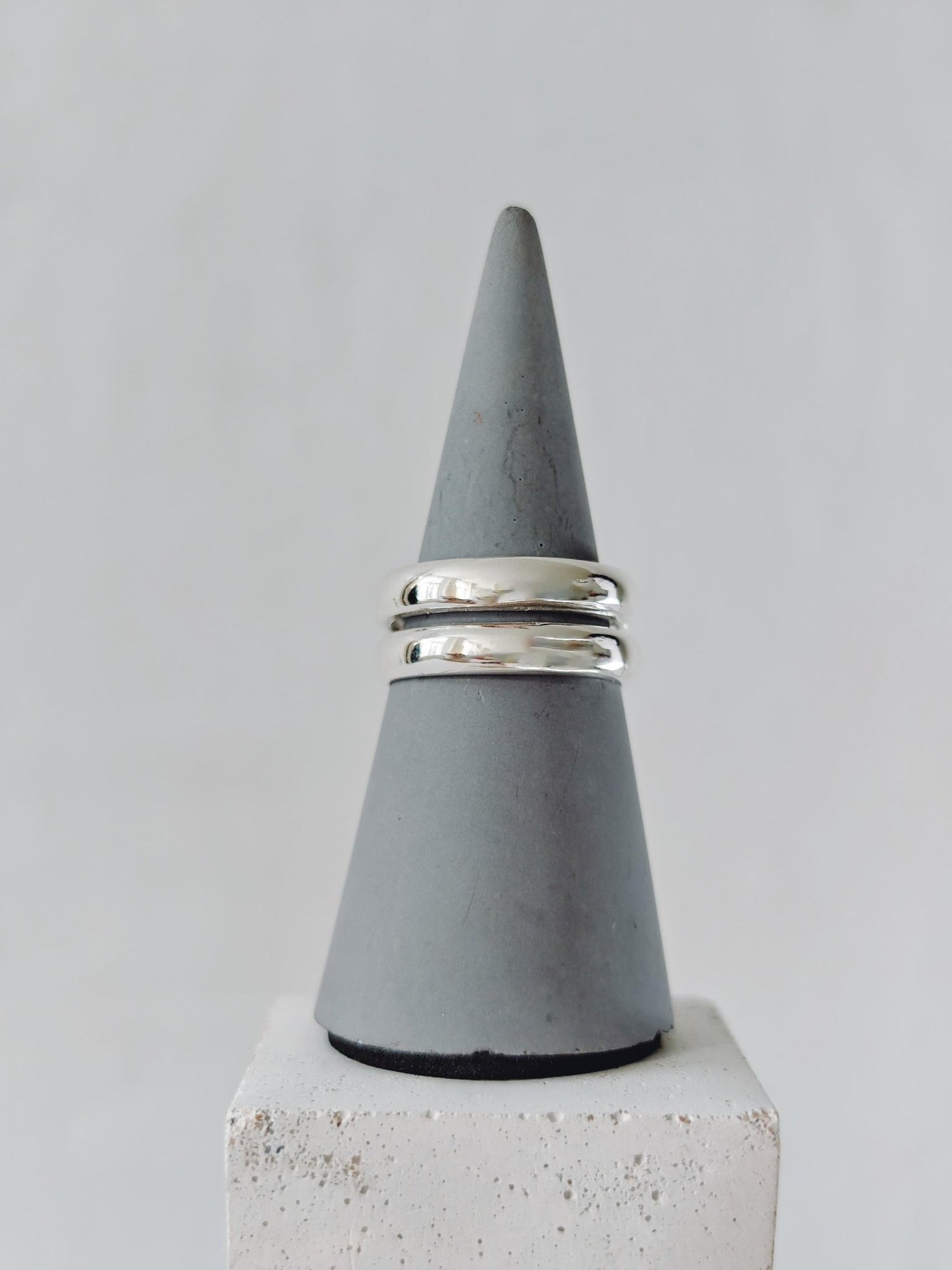Minimalistischer Ring aus 925 Silber, Doppelring mit gewölbter Form, Silberring Stapelring aus Sterlingsilber - CocosyBerlin