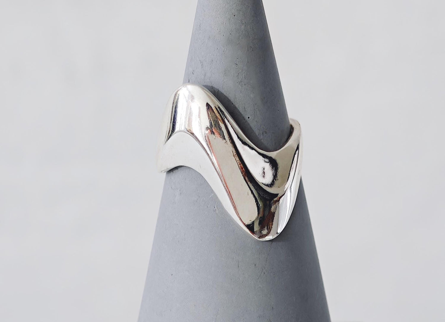 Organischer Statement Ring aus 925 Silber, Fluid Shine Ring, fließende Form, Wellen Silberring