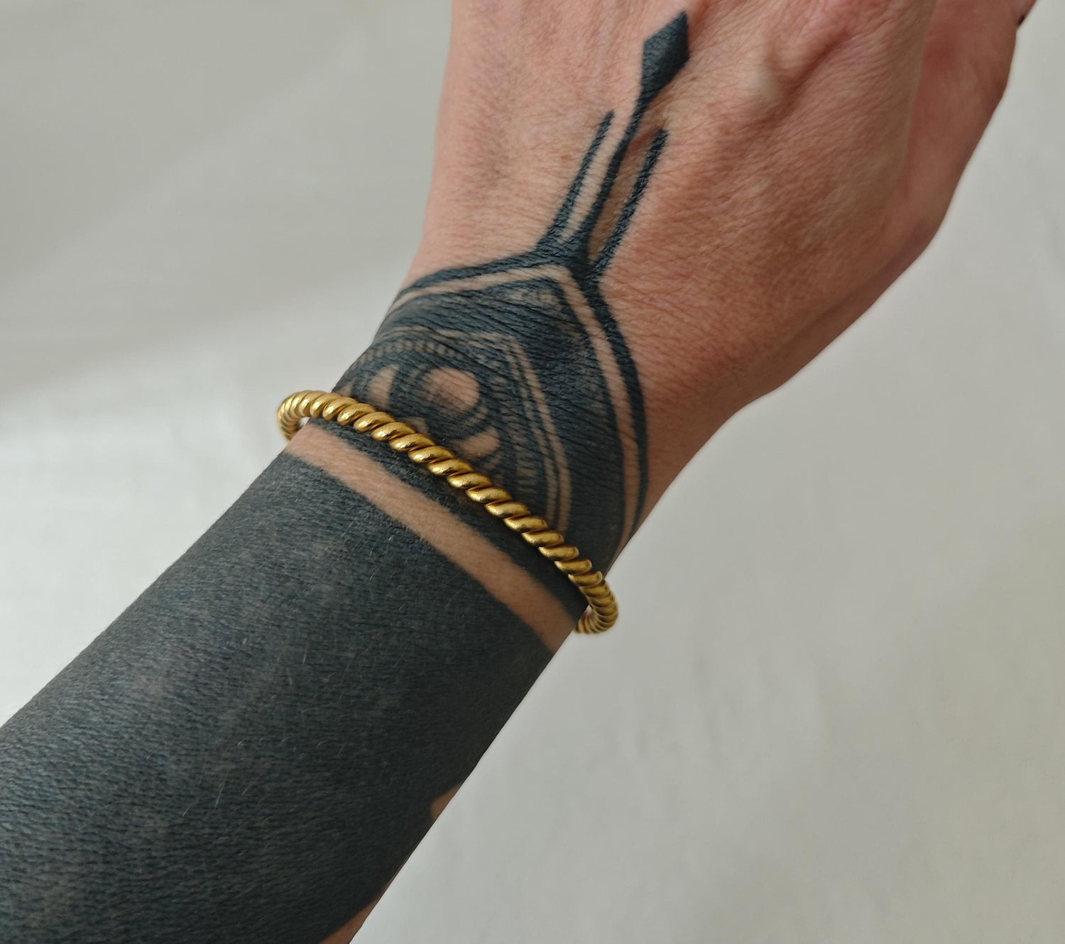 Minimalistischer gedrehter Armreif aus goldenem Messing, Verstellbar, Feel-Good Piece, Golden Twist Cuff