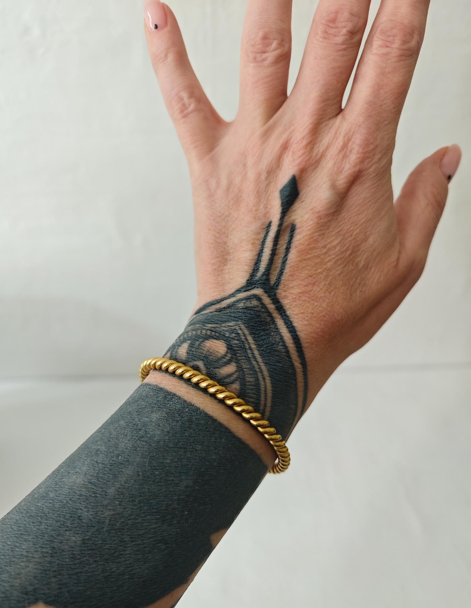 Minimalistischer gedrehter Armreif aus goldenem Messing, Verstellbar, Feel-Good Piece, Golden Twist Cuff