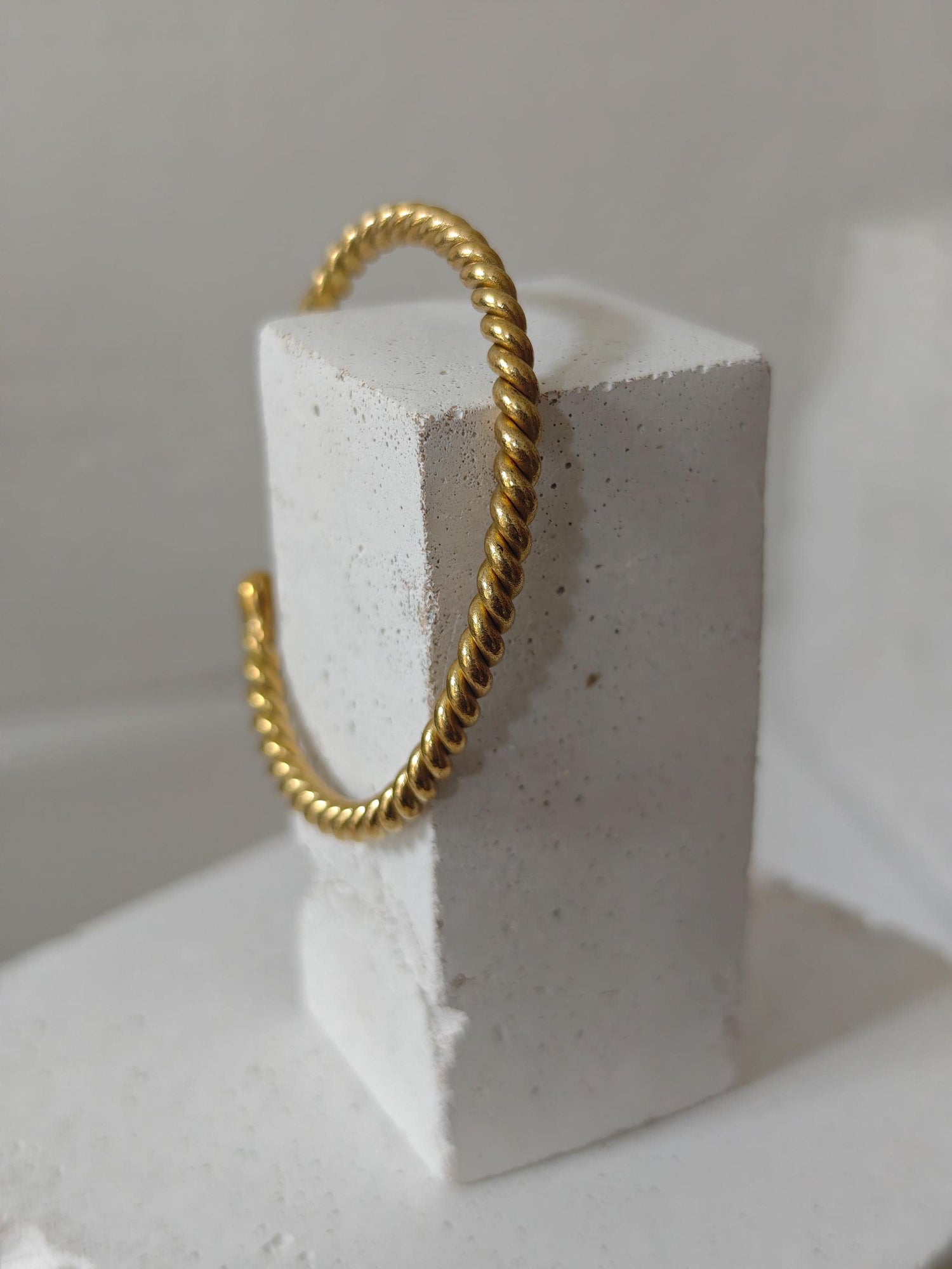 Minimalistischer gedrehter Armreif aus goldenem Messing, Verstellbar, Feel-Good Piece, Golden Twist Cuff