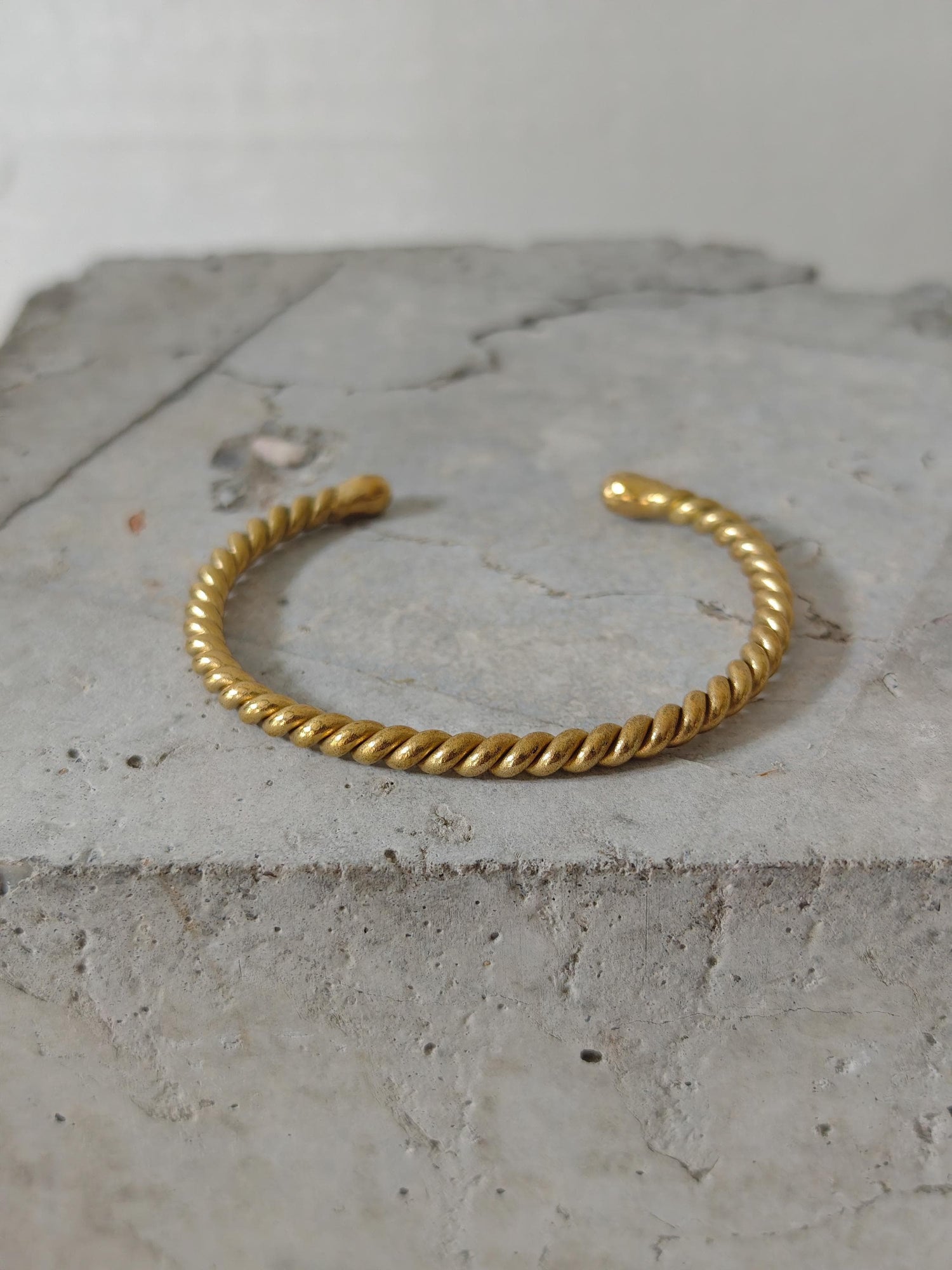 Minimalistischer gedrehter Armreif aus goldenem Messing, Verstellbar, Feel-Good Piece, Golden Twist Cuff