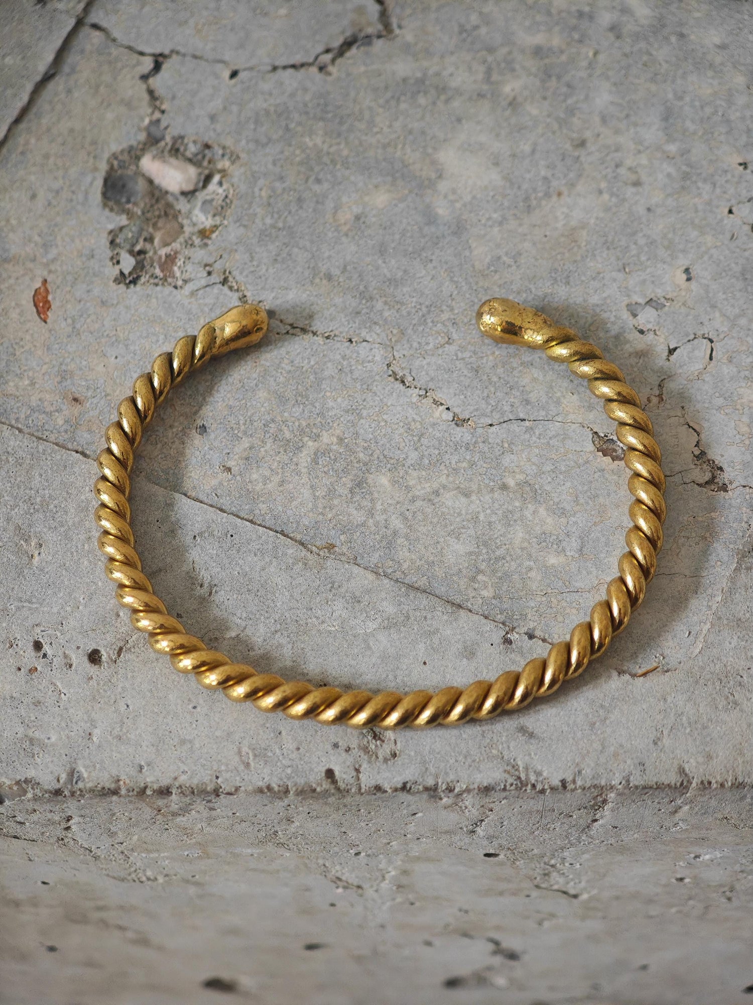 Minimalistischer gedrehter Armreif aus goldenem Messing, Verstellbar, Feel-Good Piece, Golden Twist Cuff