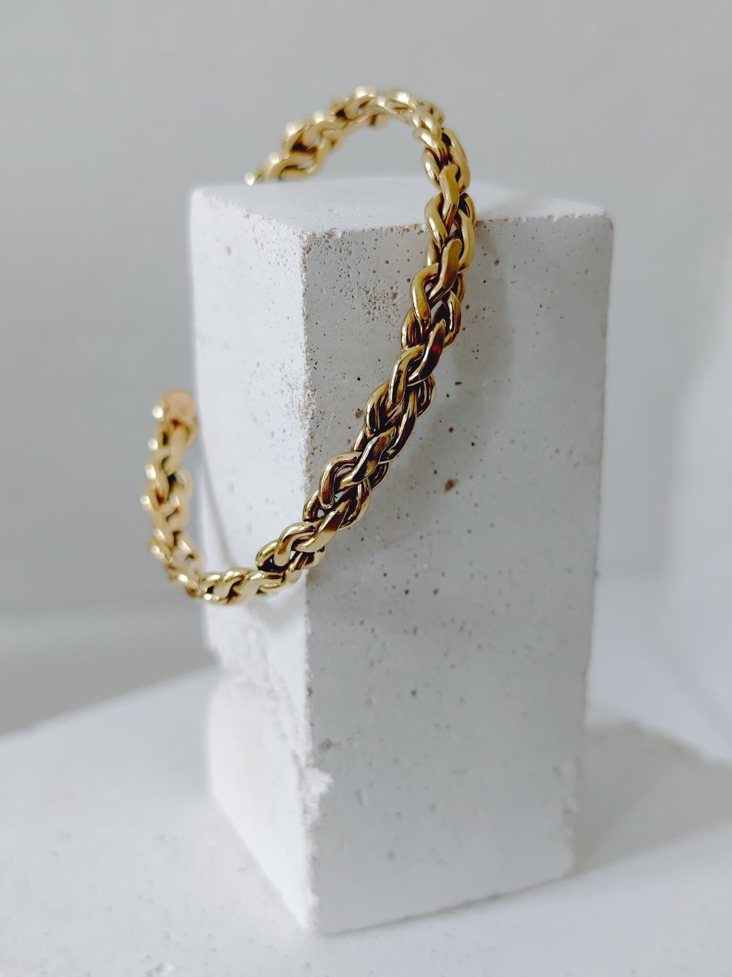 Geflochtener goldener Messing Armreif, offener Armreif verstellbar, Boho Golden Chain Cuff - CocosyBerlin