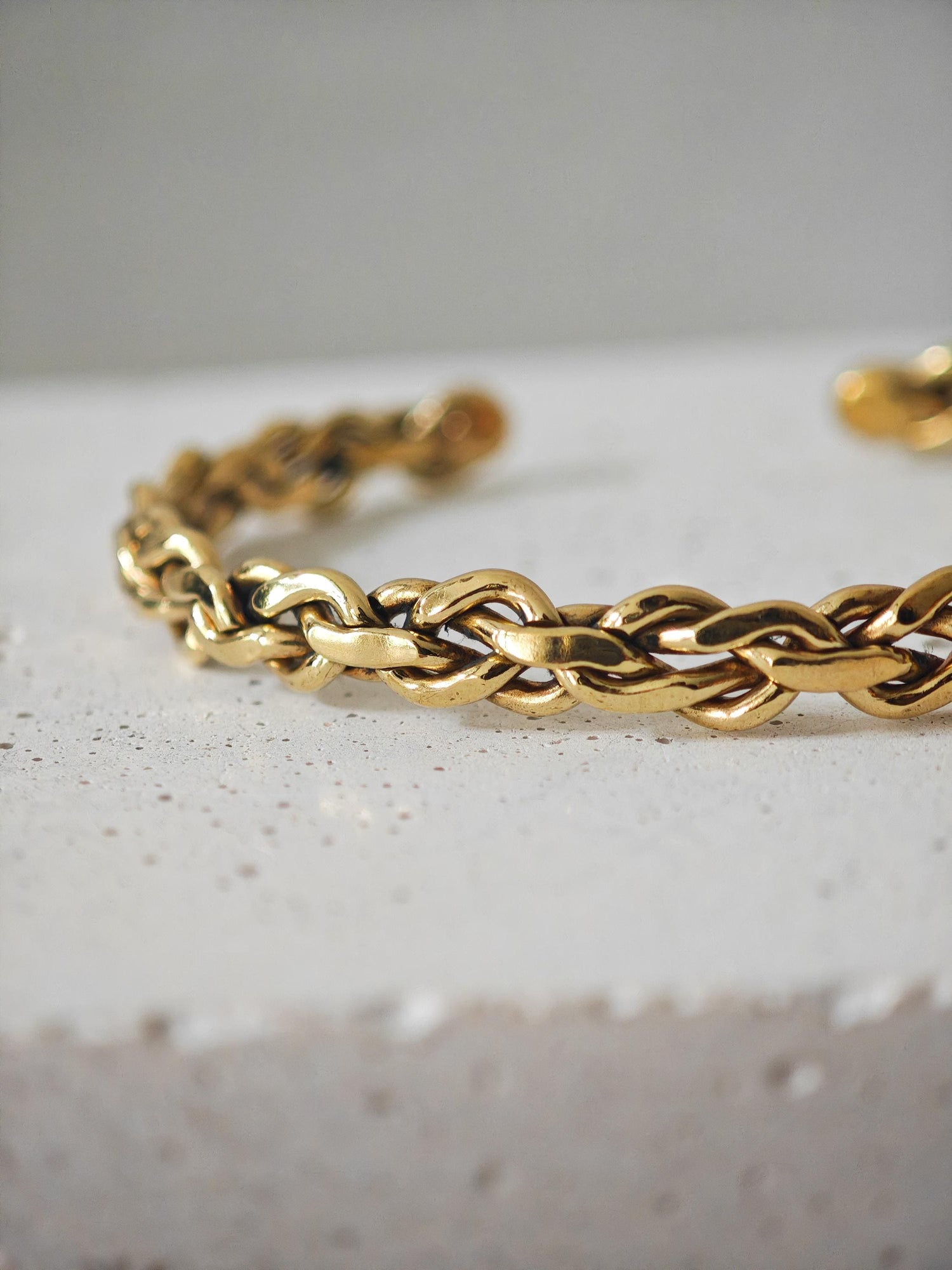 Geflochtener goldener Messing Armreif, offener Armreif verstellbar, Boho Golden Chain Cuff