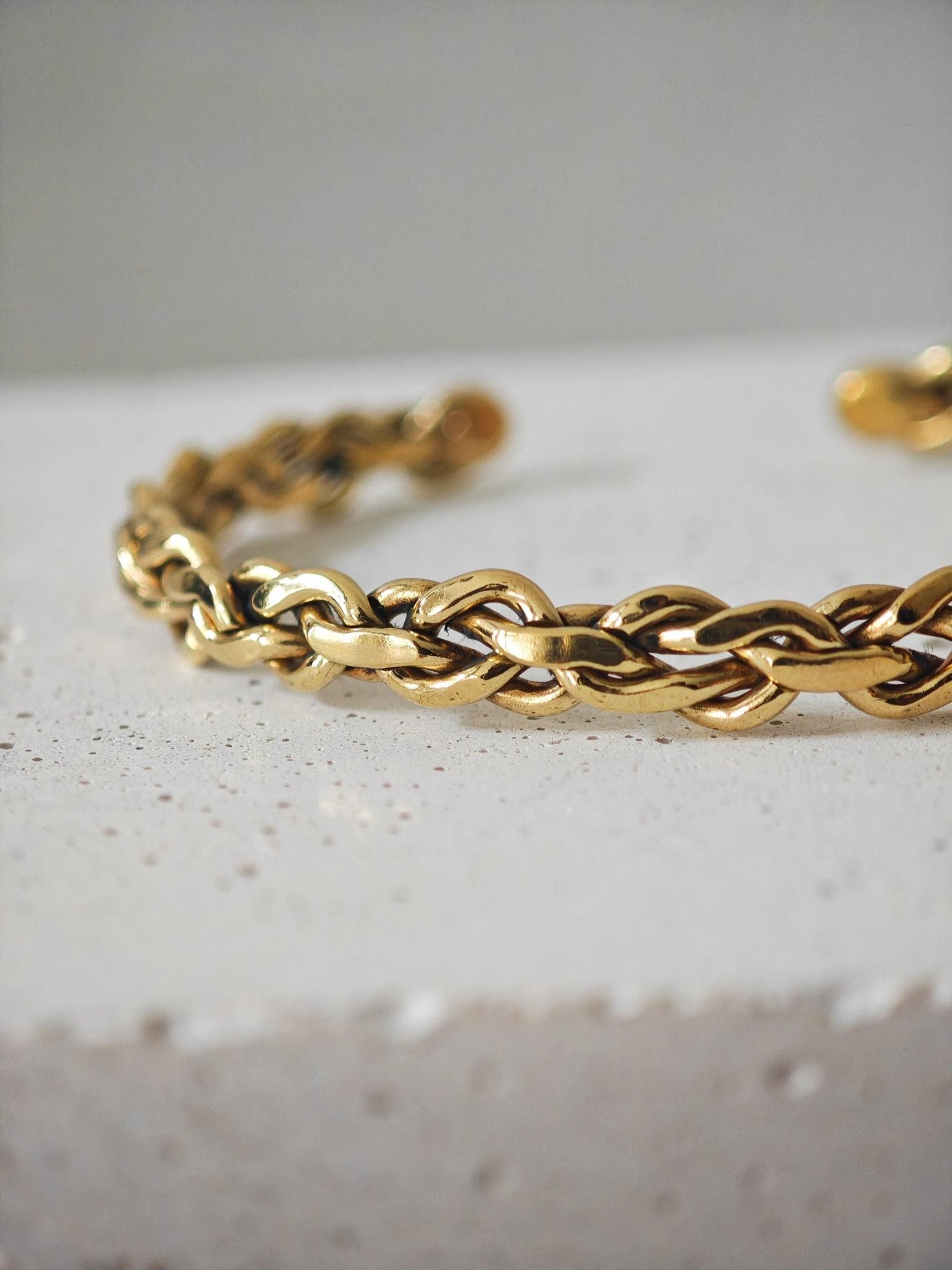 Geflochtener goldener Messing Armreif, offener Armreif verstellbar, Boho Golden Chain Cuff - CocosyBerlin