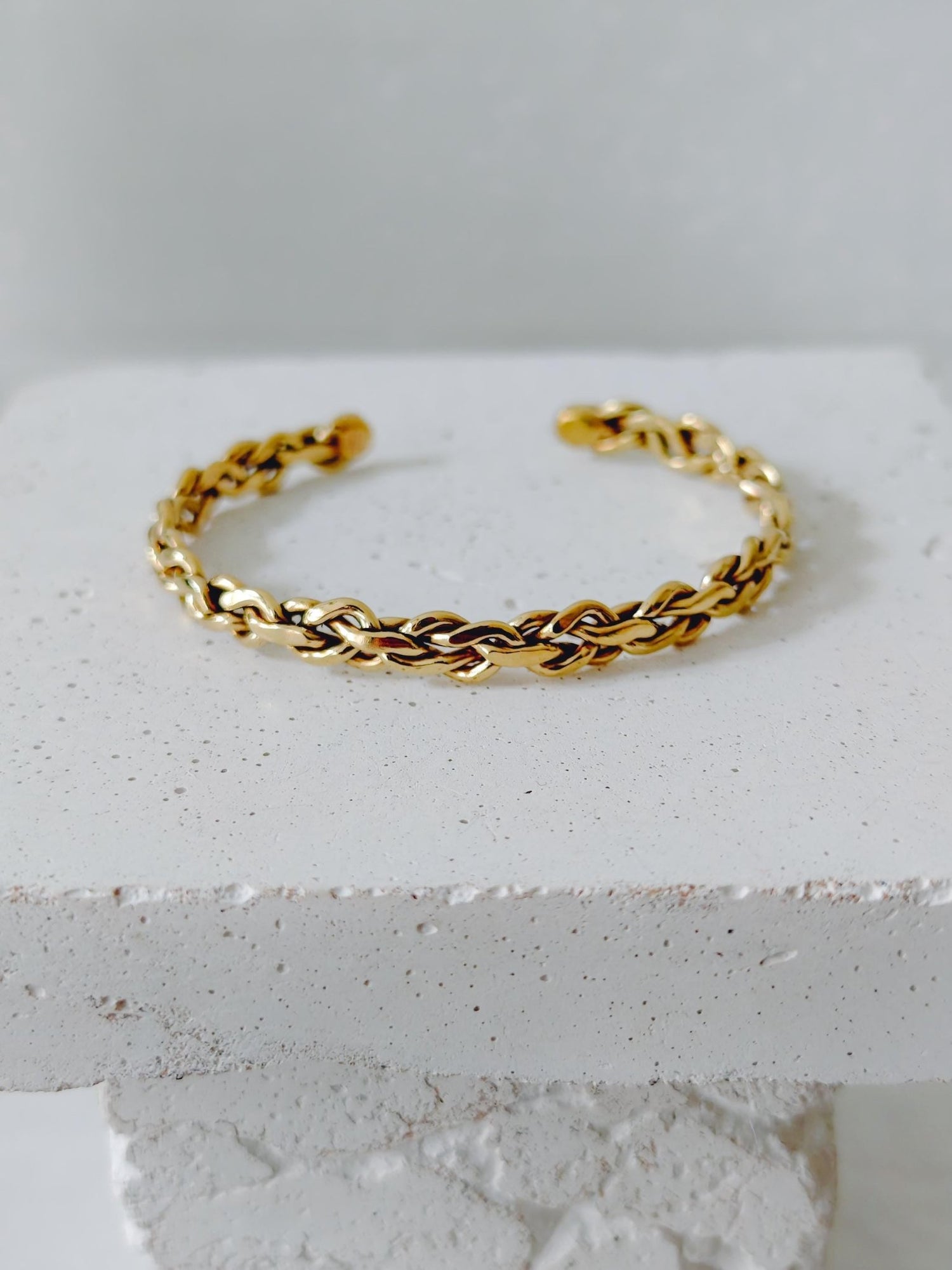 Geflochtener goldener Messing Armreif, offener Armreif verstellbar, Boho Golden Chain Cuff - CocosyBerlin