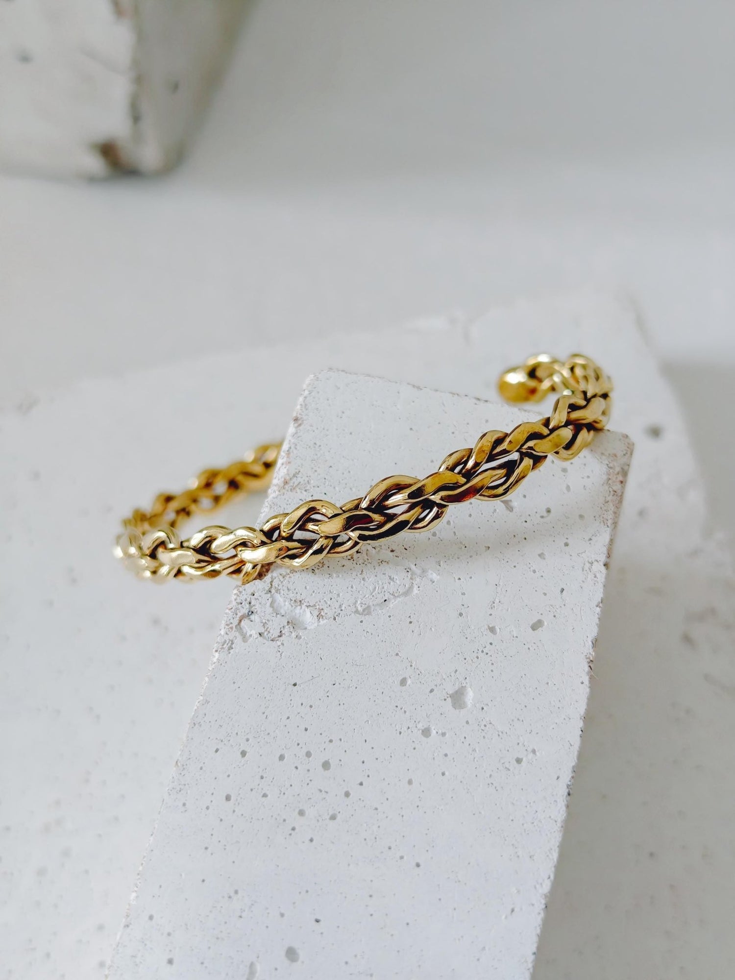 Geflochtener goldener Messing Armreif, offener Armreif verstellbar, Boho Golden Chain Cuff - CocosyBerlin